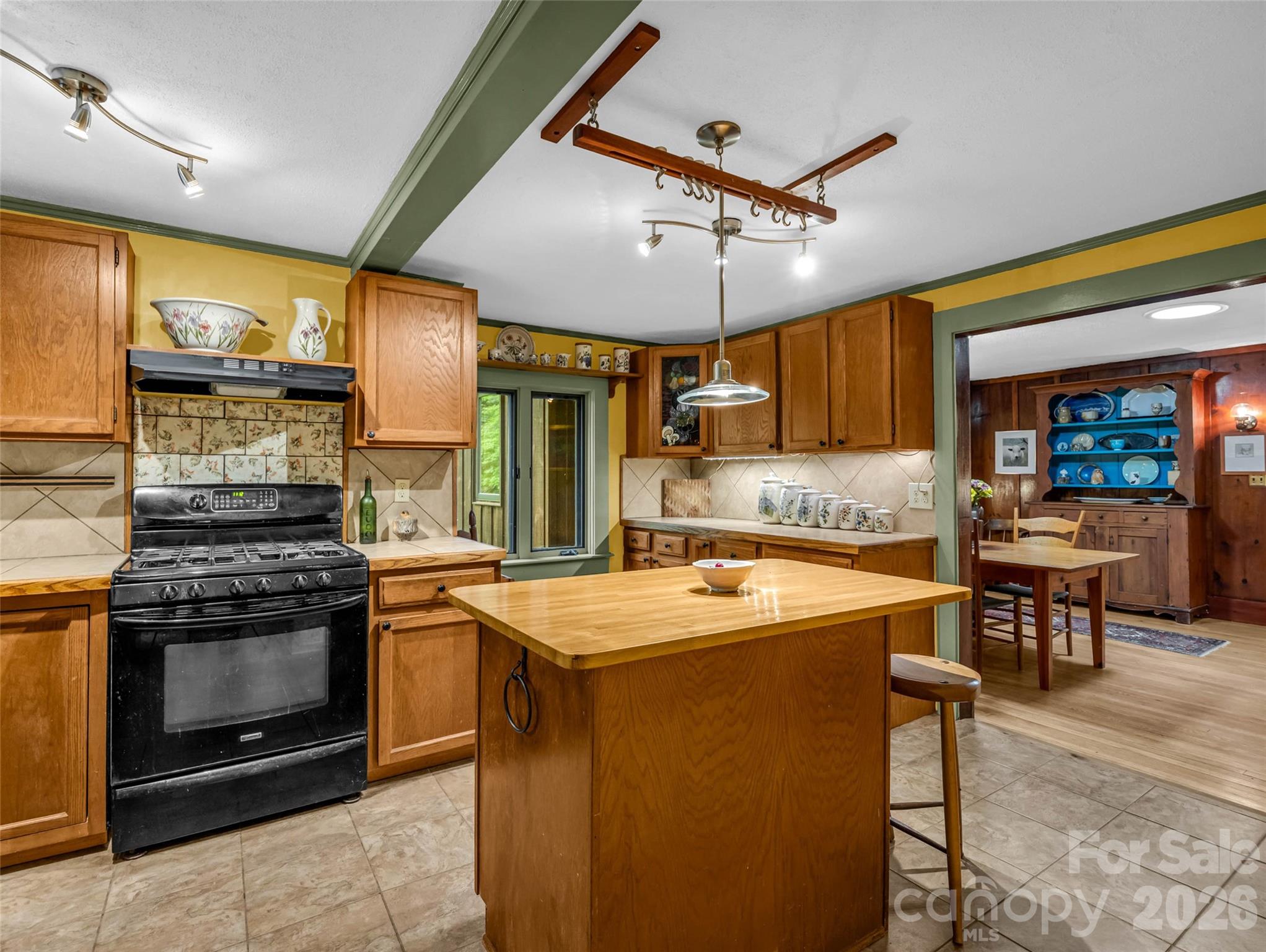 2212 Green River Road Property Photo 13