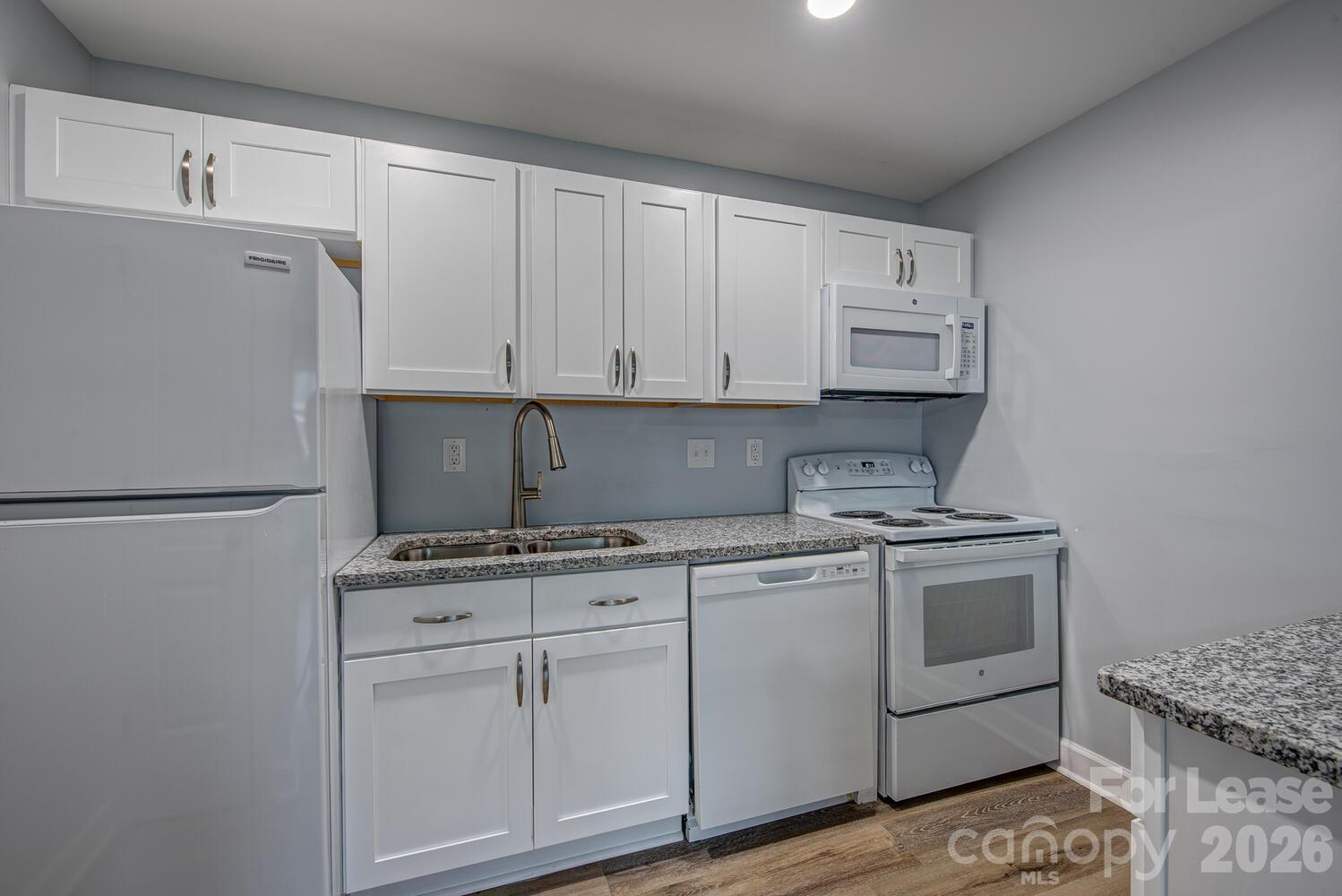 1048 Avondale Road 18 Property Photo 4