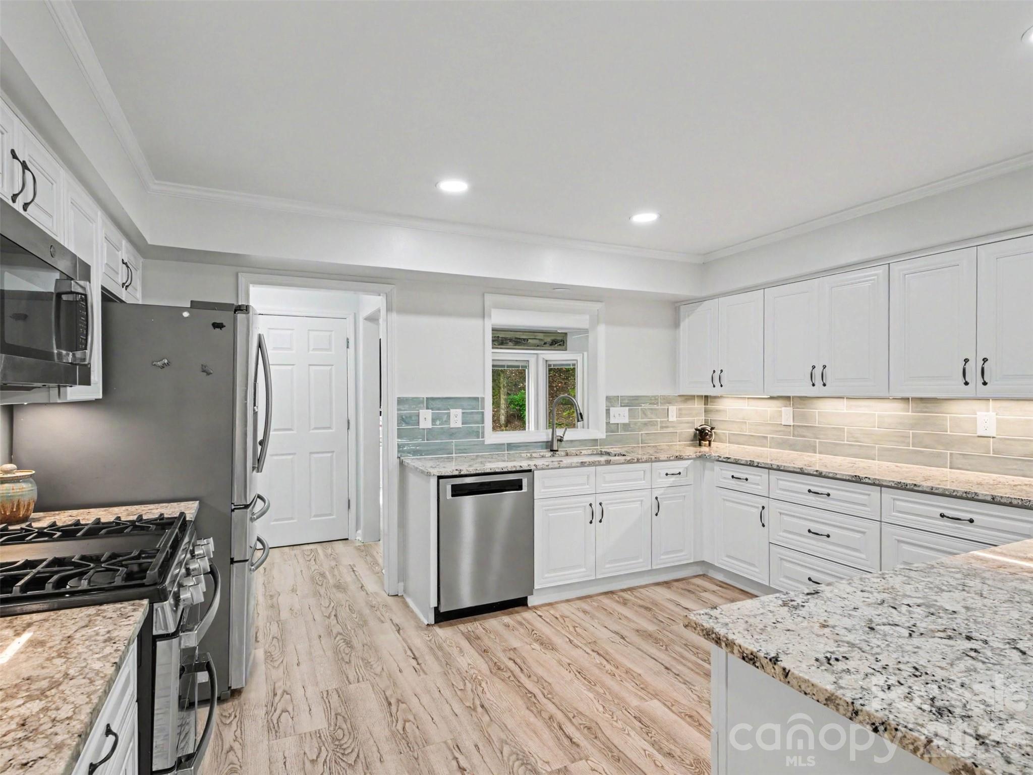 420 Brook Avenue Property Photo 12