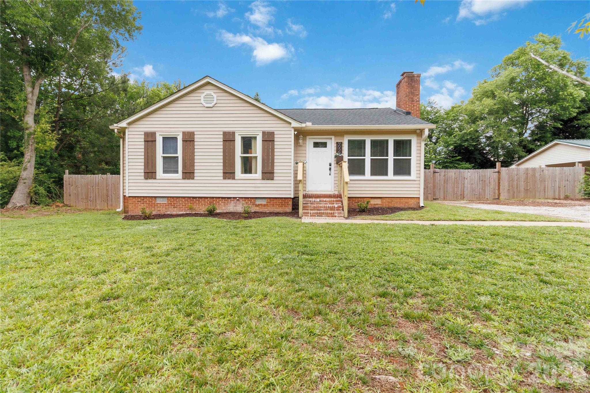992 Twin Lakes Road Property Photo 1