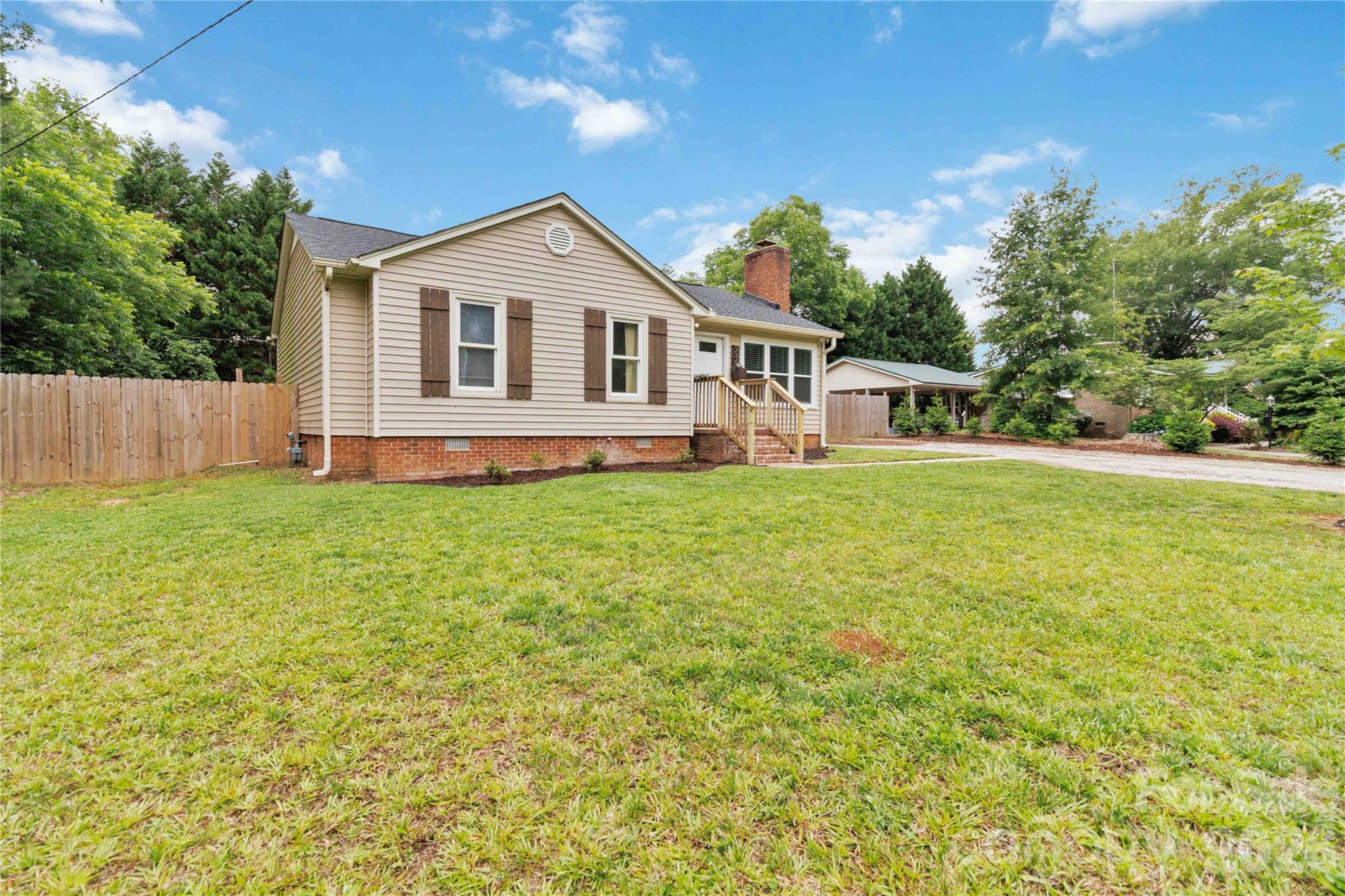 992 Twin Lakes Road Property Photo 3