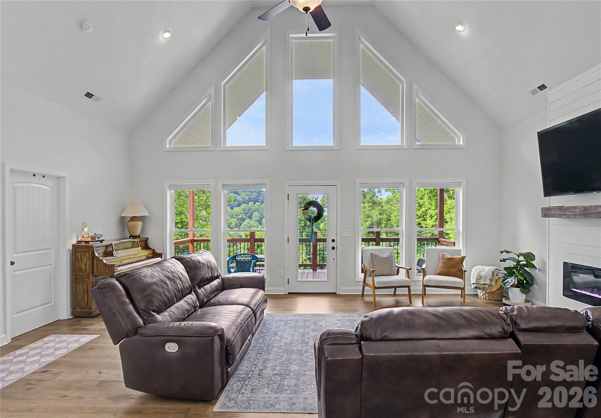 300 Green Meadow Lane Property Photo 2