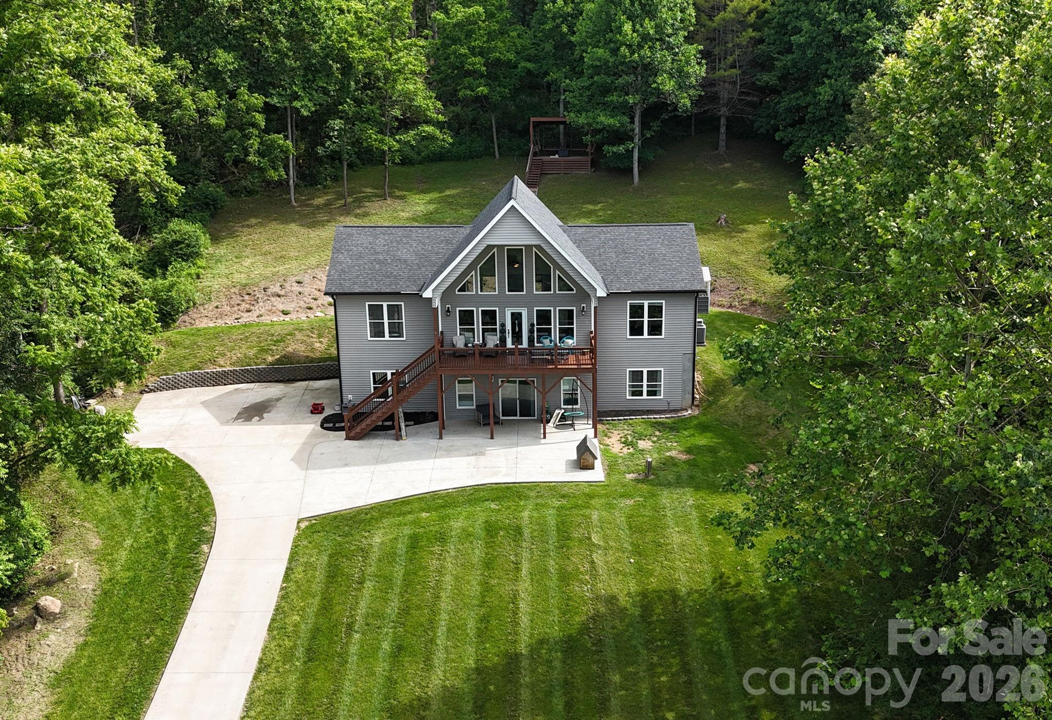 300 Green Meadow Lane Property Photo 4