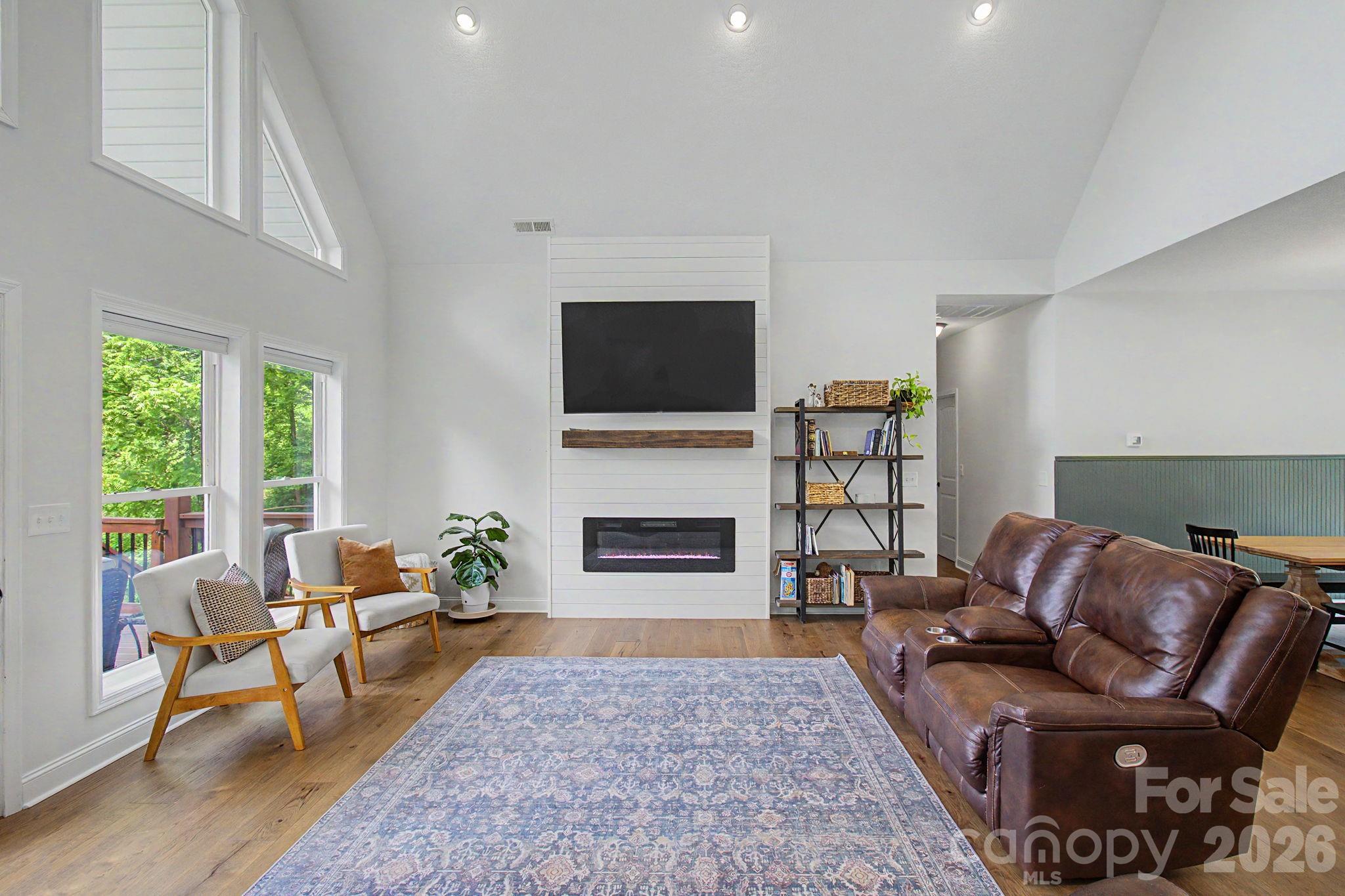 300 Green Meadow Lane Property Photo 7