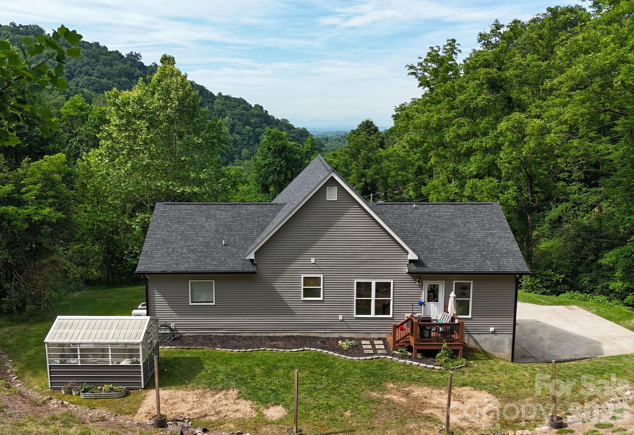 300 Green Meadow Lane Property Photo 10