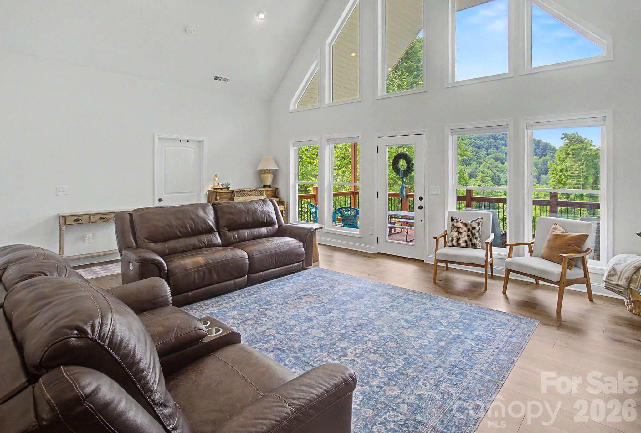 300 Green Meadow Lane Property Photo 13