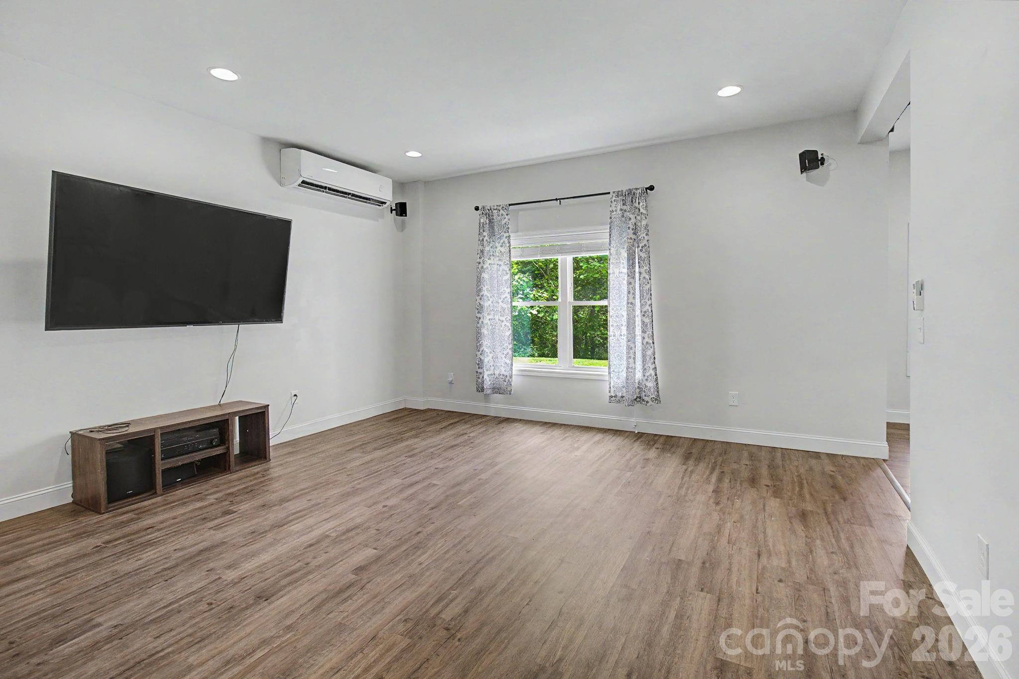 300 Green Meadow Lane Property Photo 33