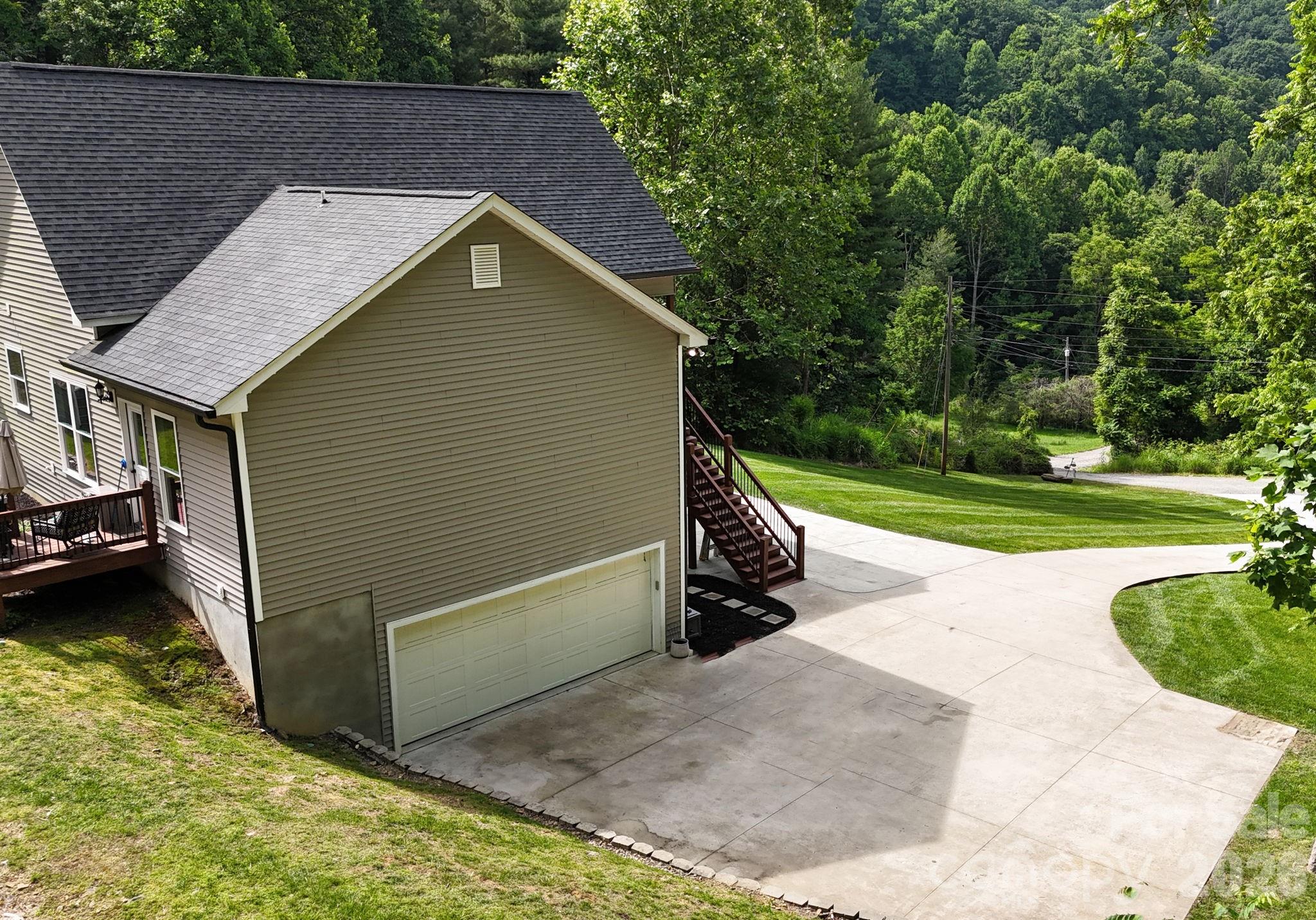 300 Green Meadow Lane Property Photo 38