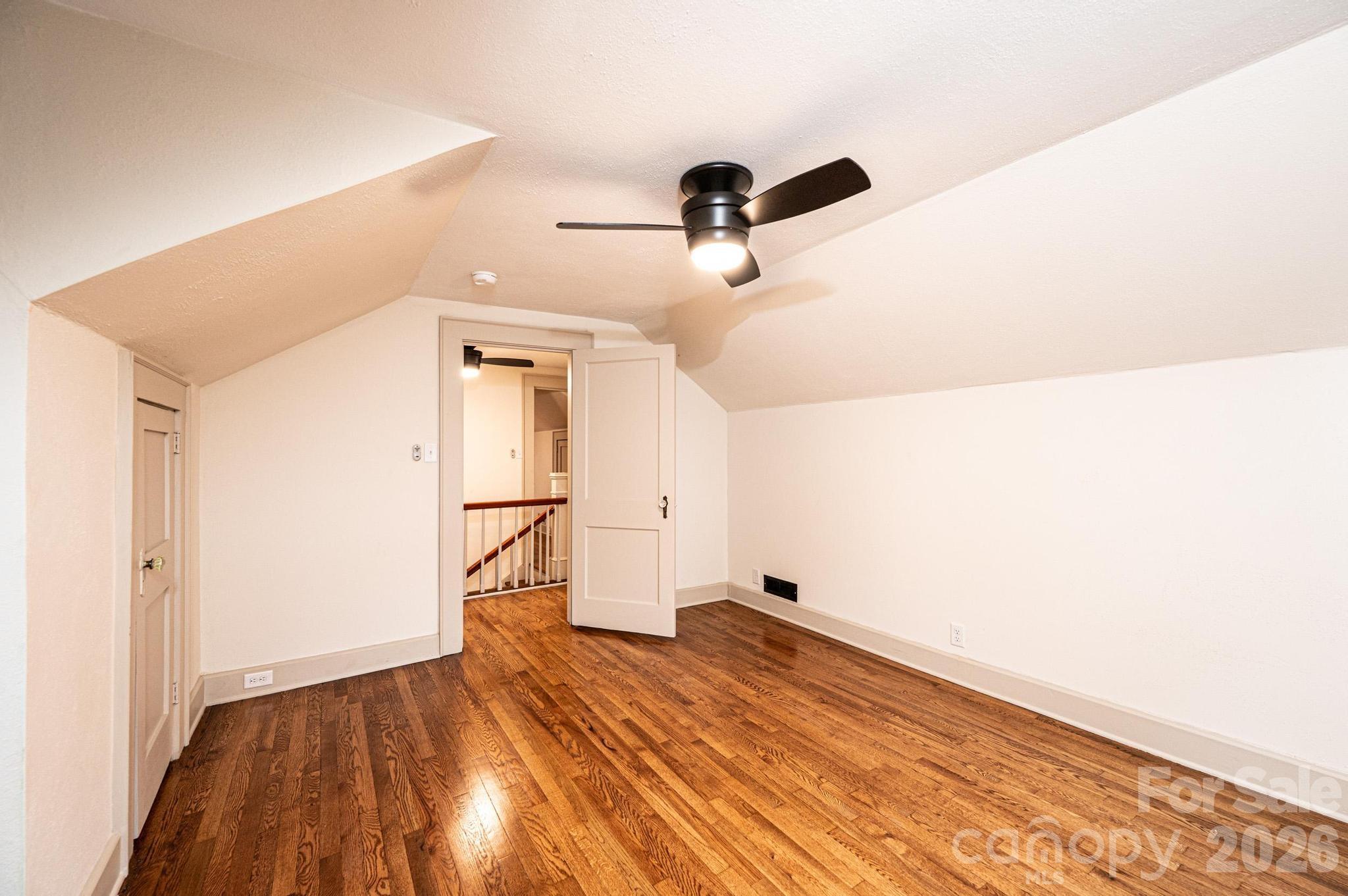 526 Kentwood Street Property Photo 32