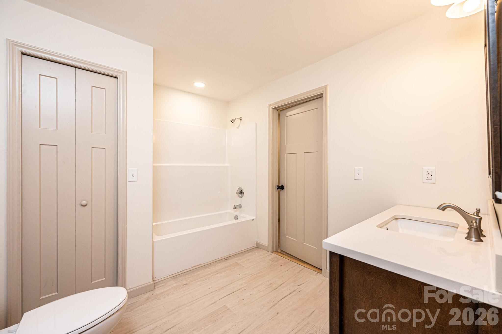 526 Kentwood Street Property Photo 40