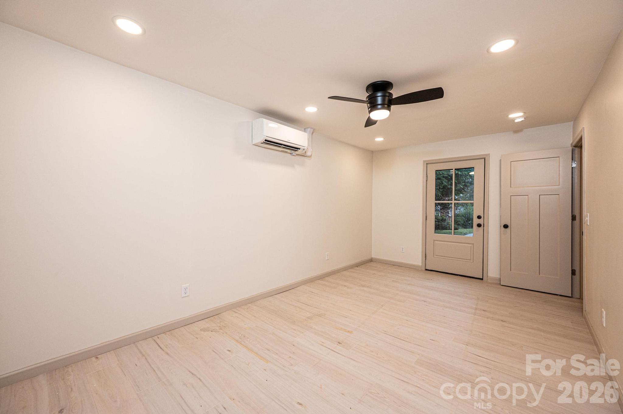 526 Kentwood Street Property Photo 44