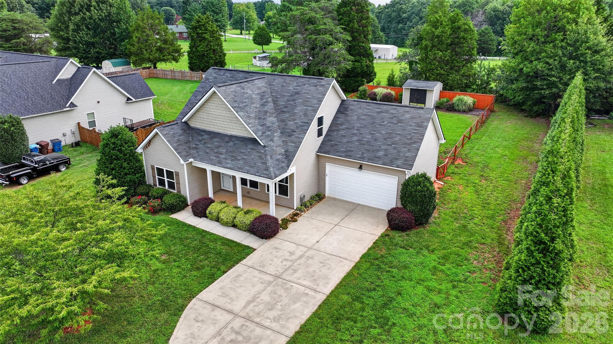 990 Russell Ridge Drive Property Photo 3