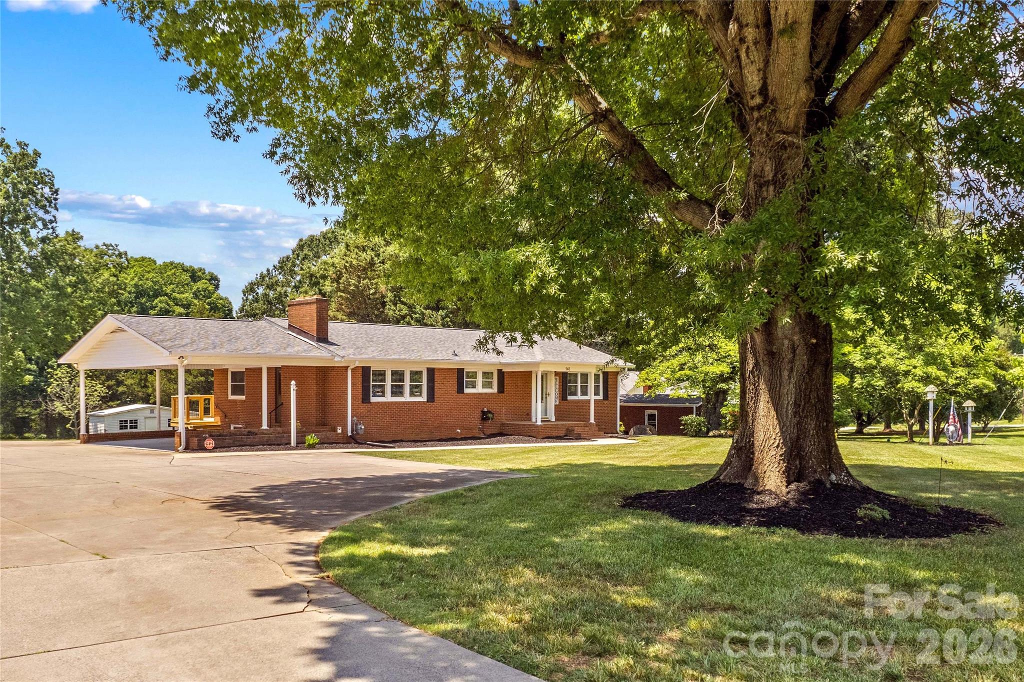 946 Shearers Road Property Photo 3
