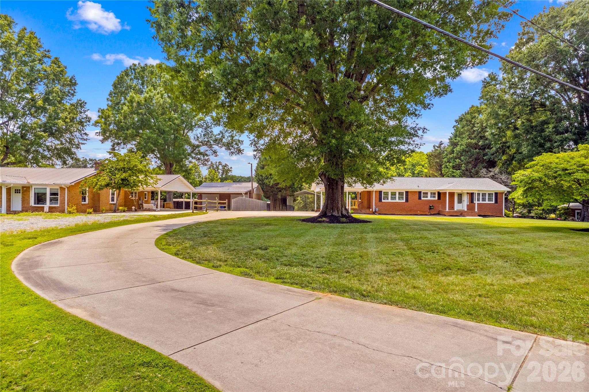 946 Shearers Road Property Photo 4