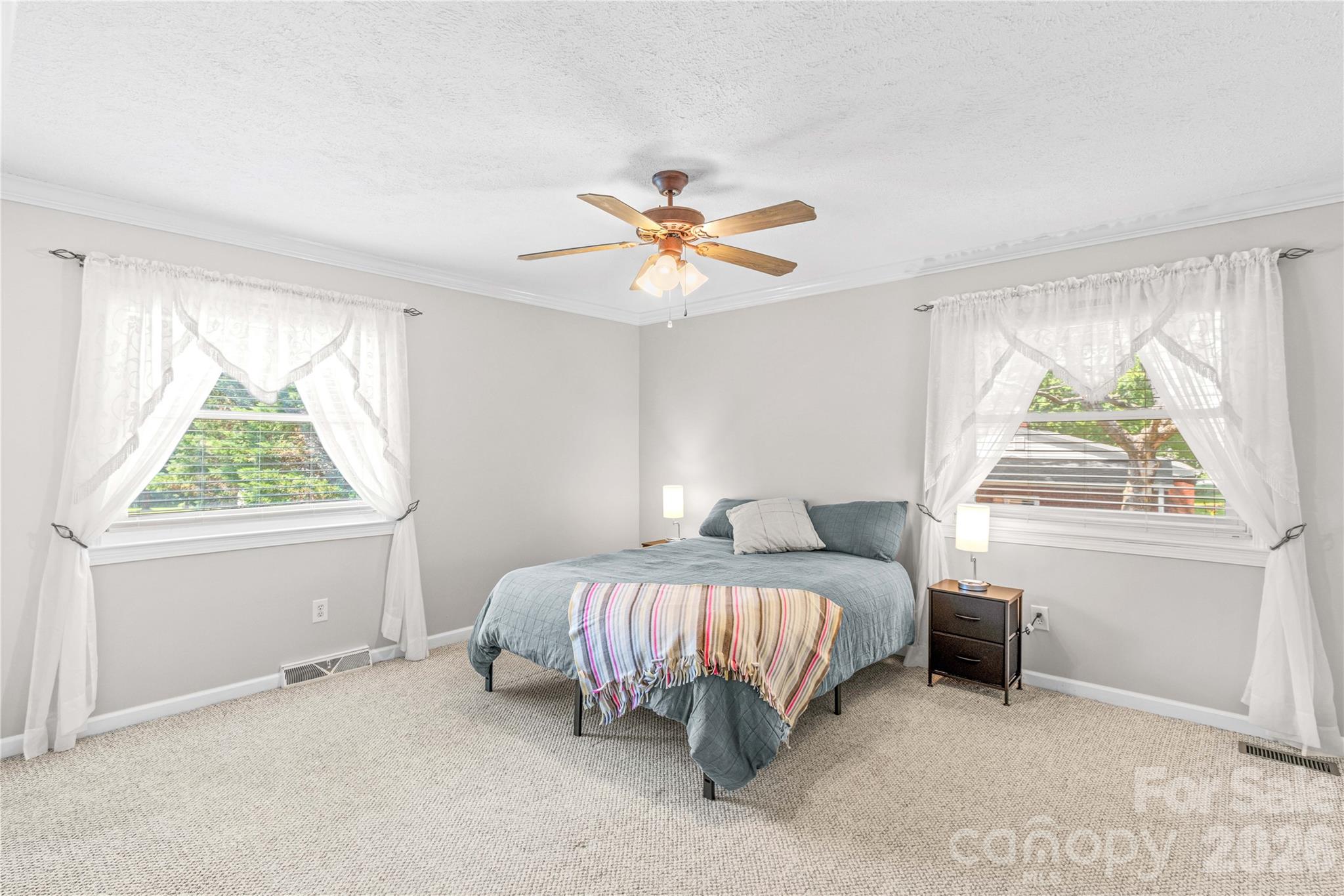 946 Shearers Road Property Photo 10
