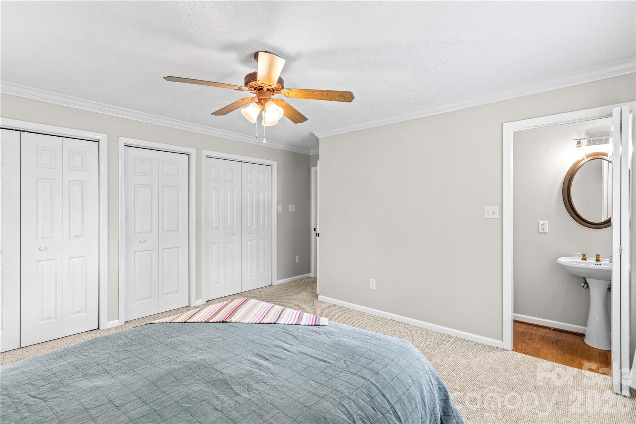 946 Shearers Road Property Photo 11