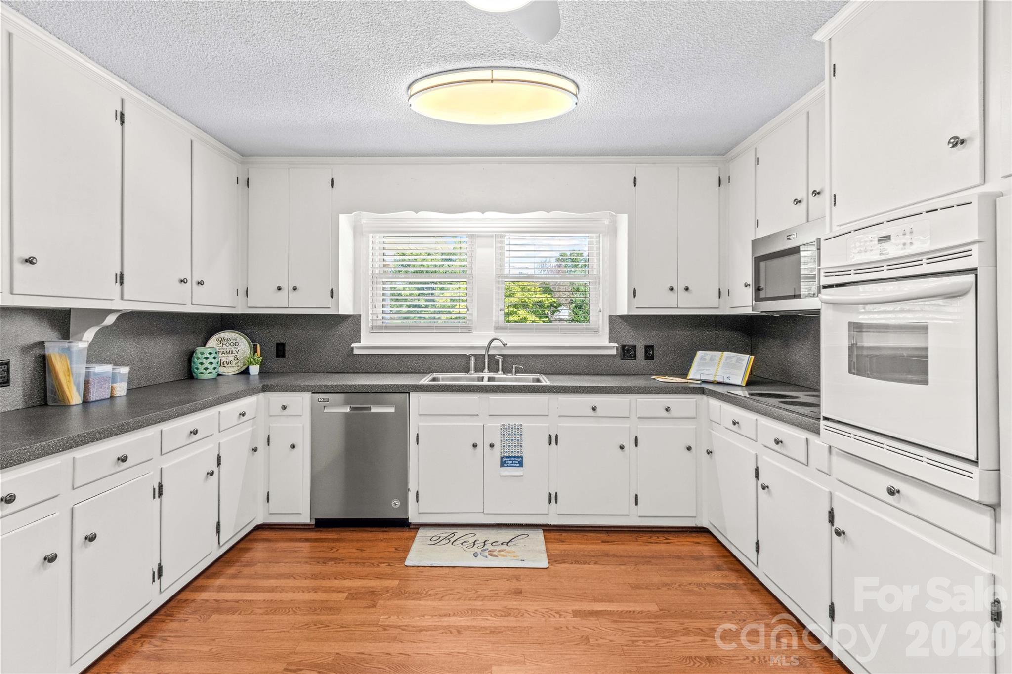 946 Shearers Road Property Photo 13