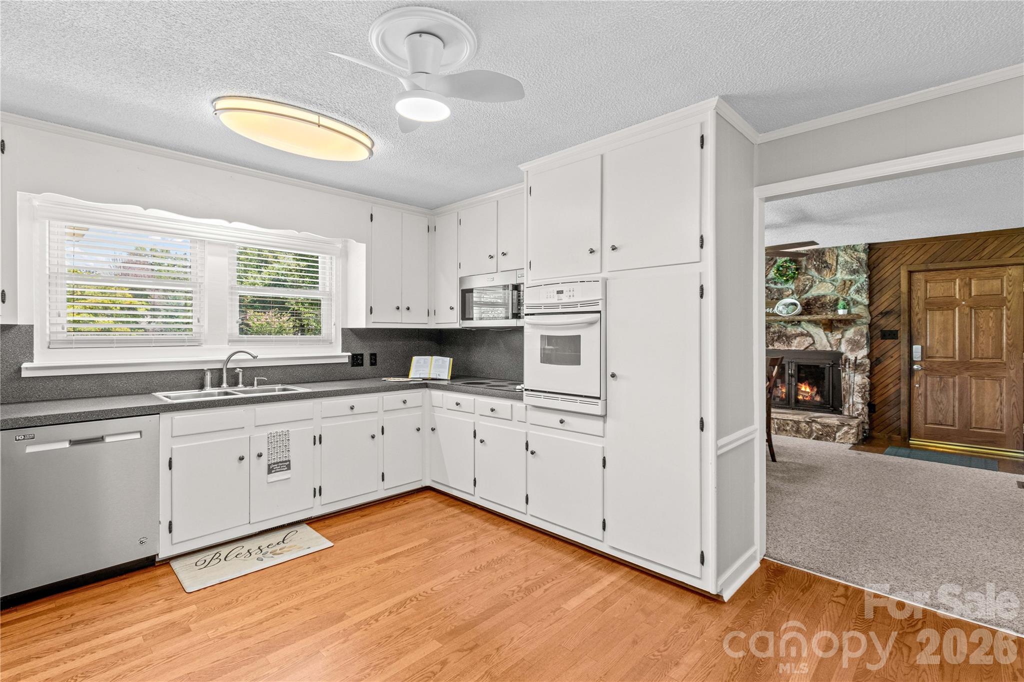 946 Shearers Road Property Photo 14