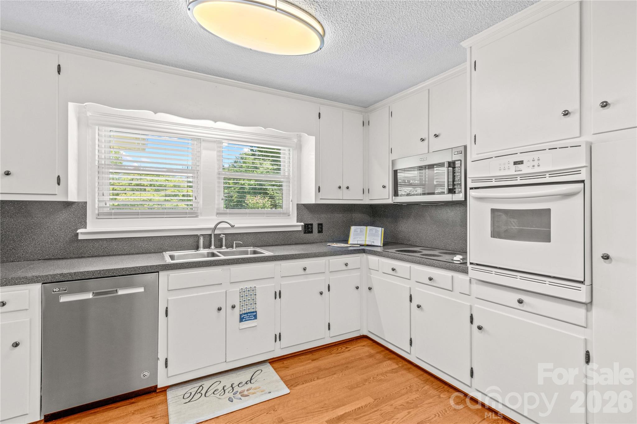 946 Shearers Road Property Photo 15