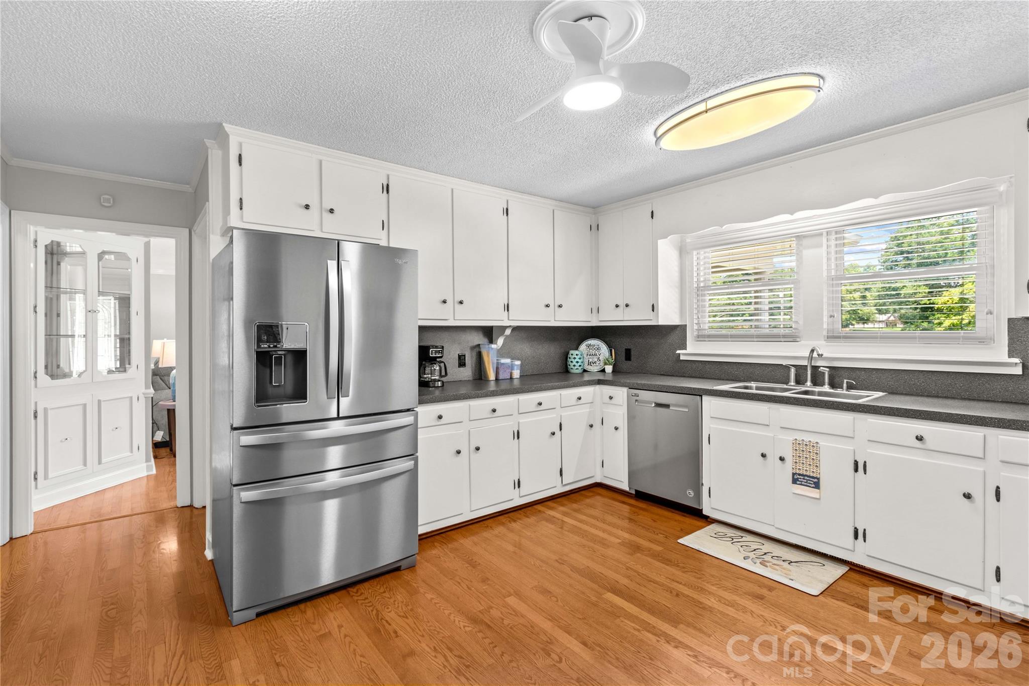 946 Shearers Road Property Photo 16
