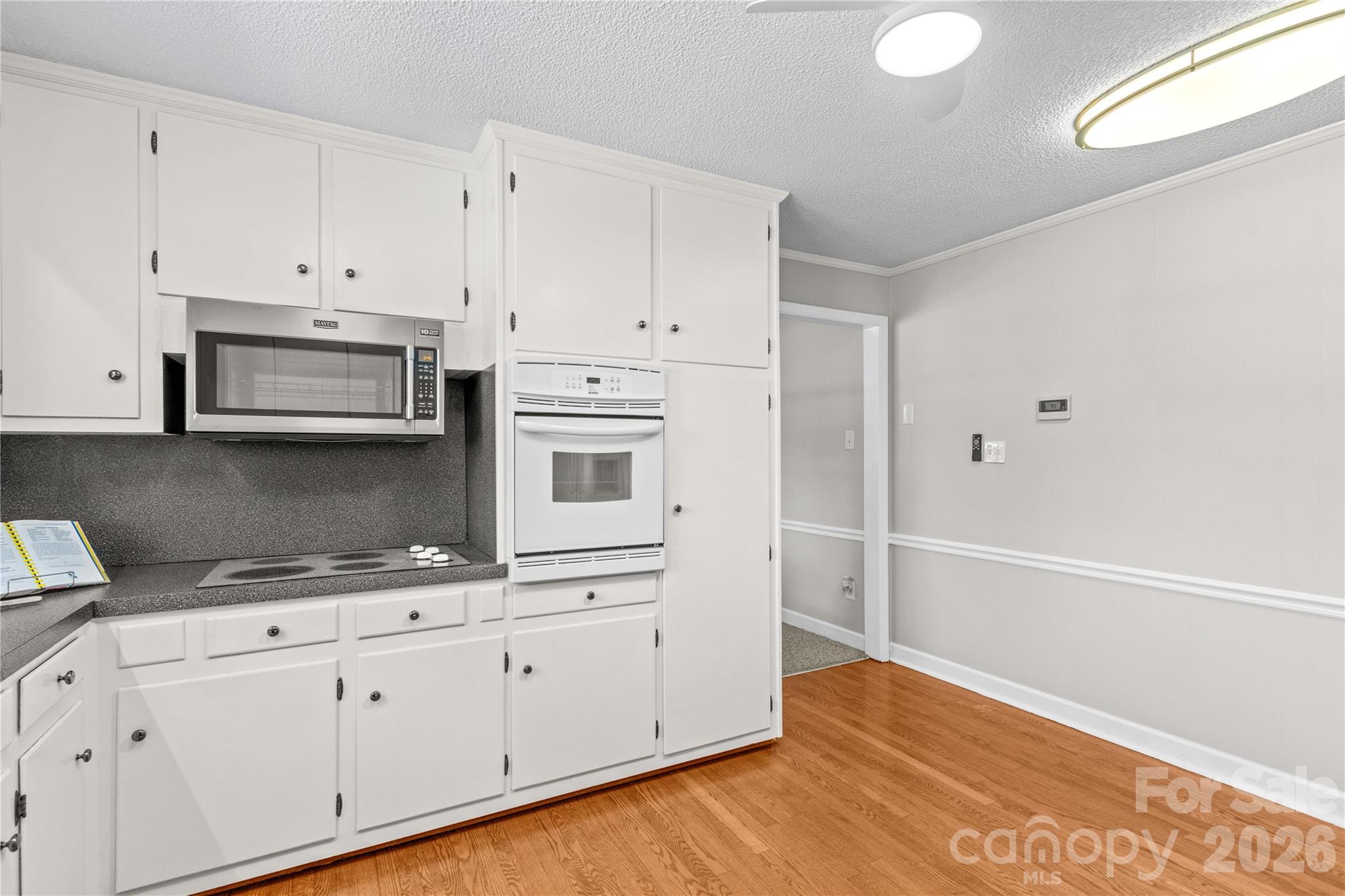 946 Shearers Road Property Photo 17