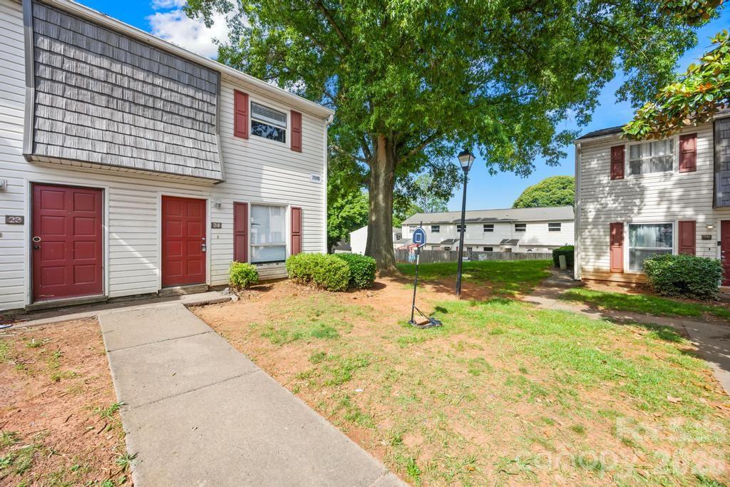 7915 Oak Meadow Court Property Photo 2
