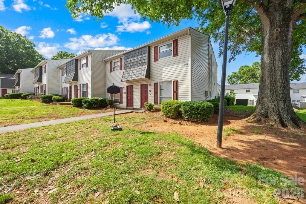 7915 Oak Meadow Court Property Photo 3