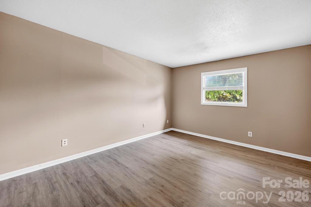 7915 Oak Meadow Court Property Photo 12