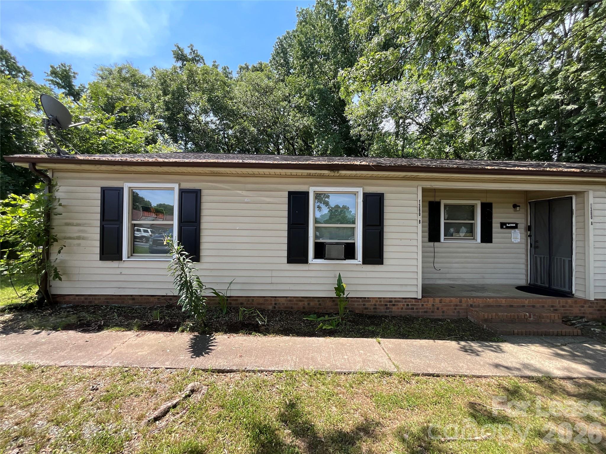 1380 Fairley Avenue B Property Photo 1