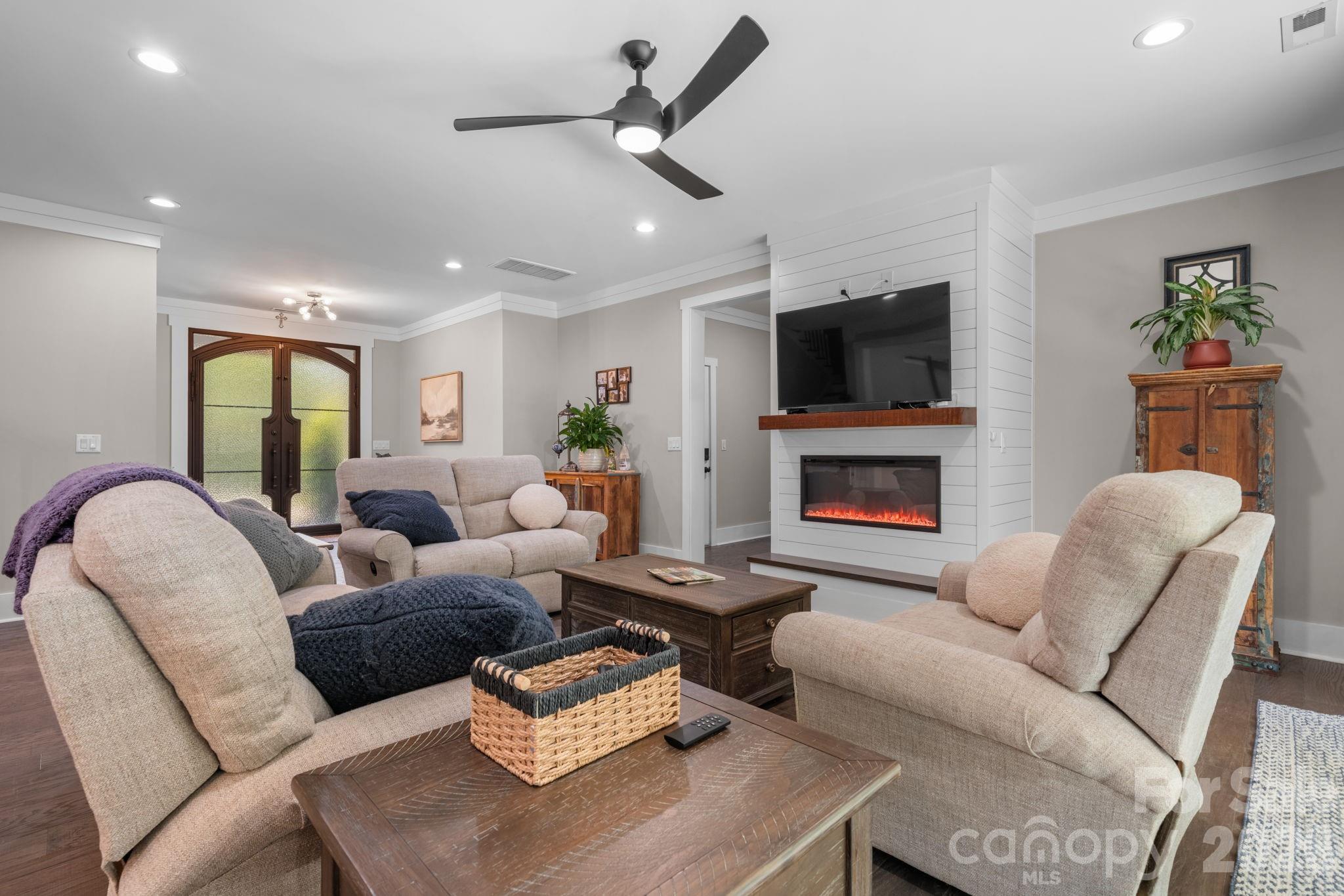 5046 Woodwinds Drive Property Photo 10