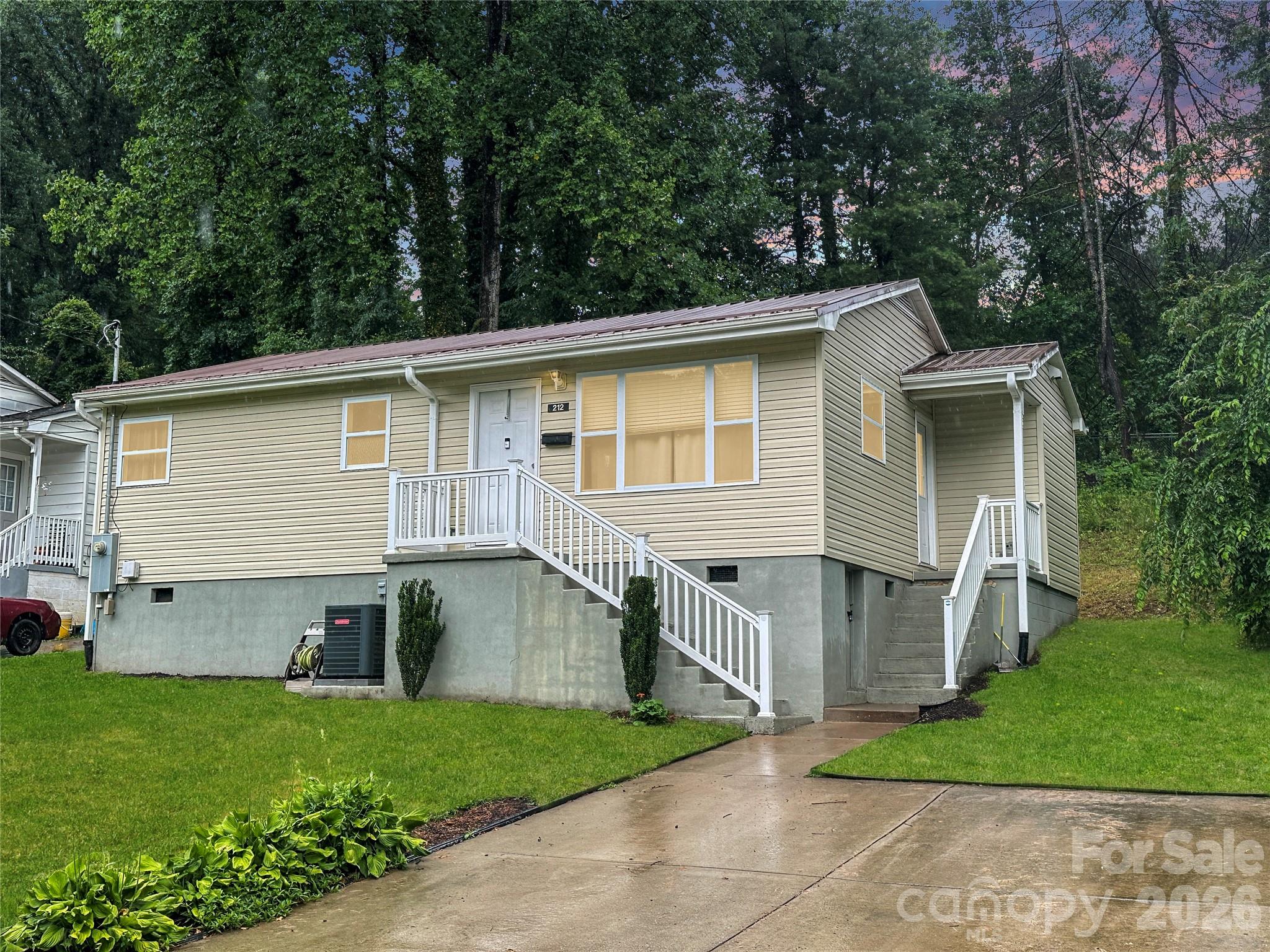 212 Maple Avenue Property Photo 1