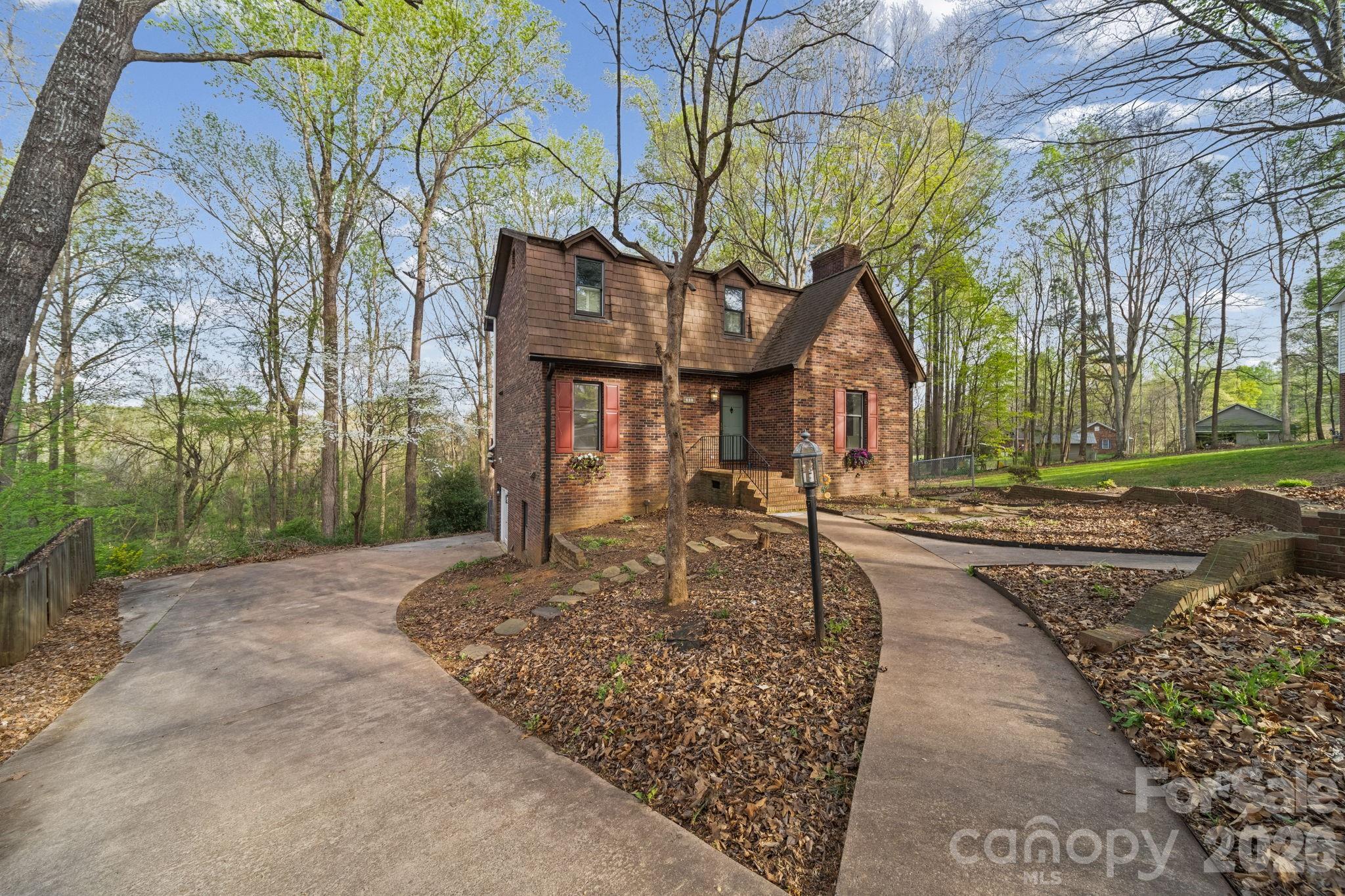 200 Maple Court Property Photo 1