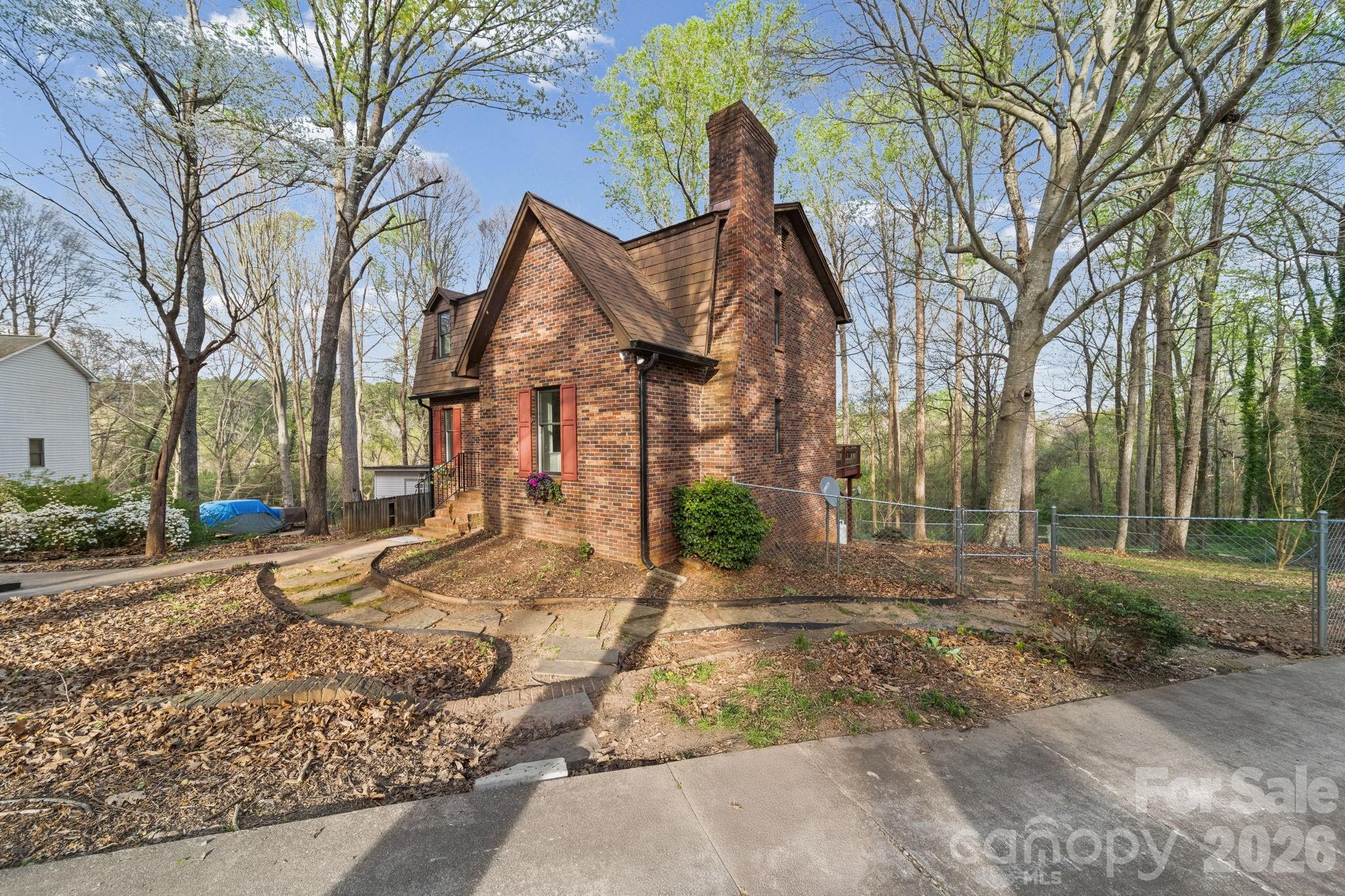 200 Maple Court Property Photo 3