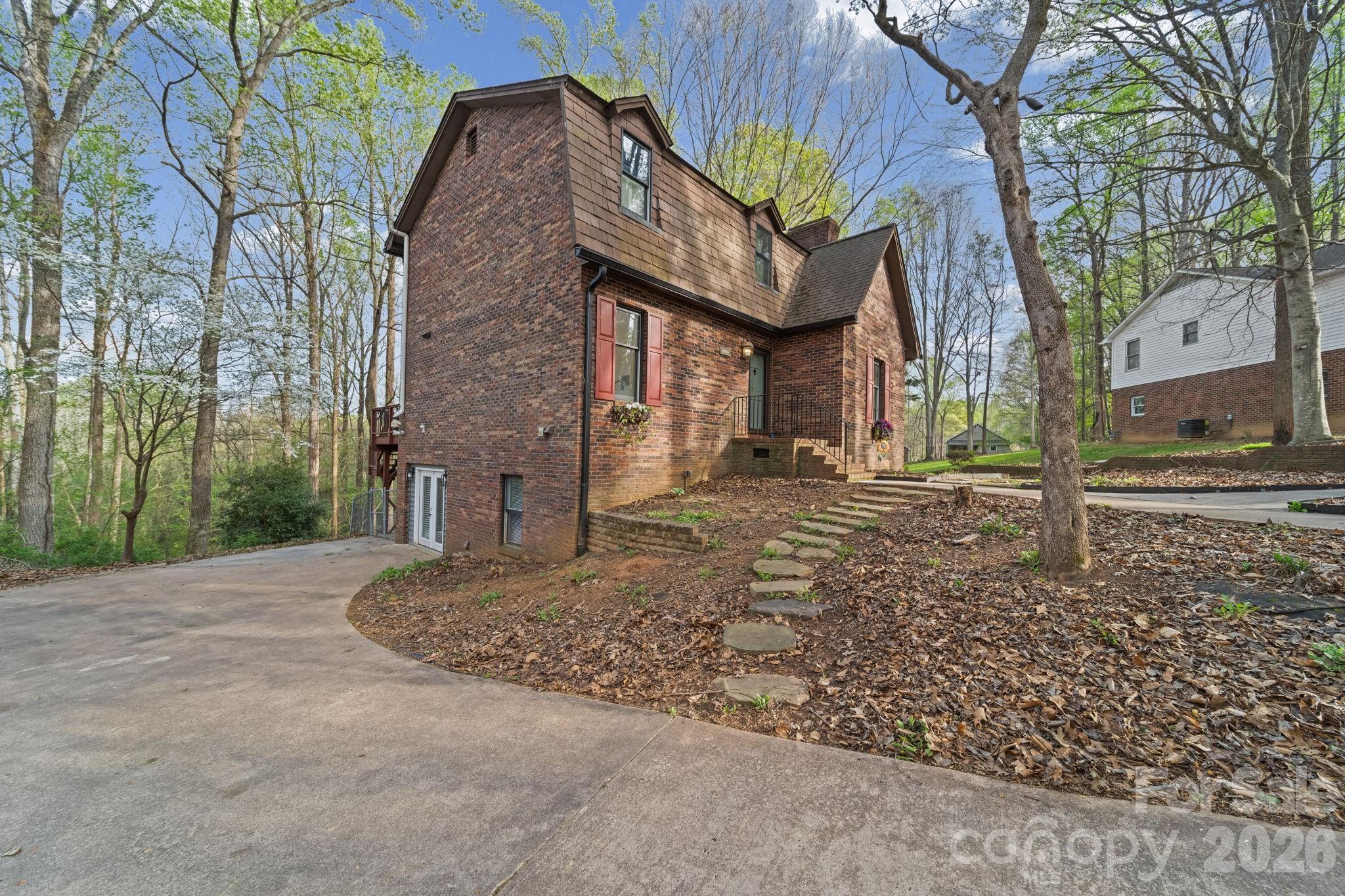 200 Maple Court Property Photo 4