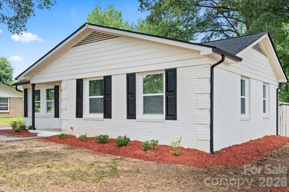 8006 Hemby Wood Drive Property Photo 2