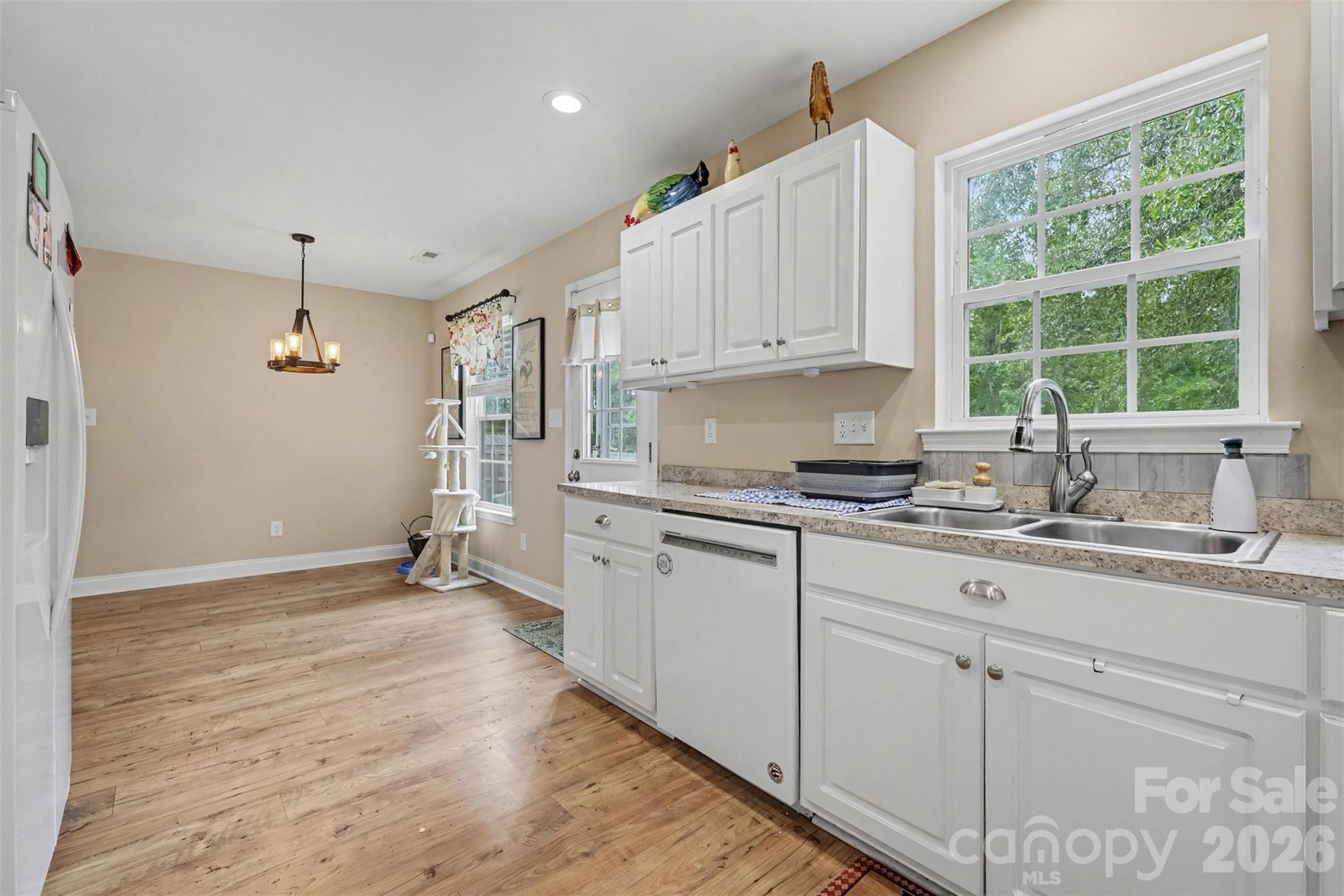 1505 Foxbrook Circle Property Photo 7