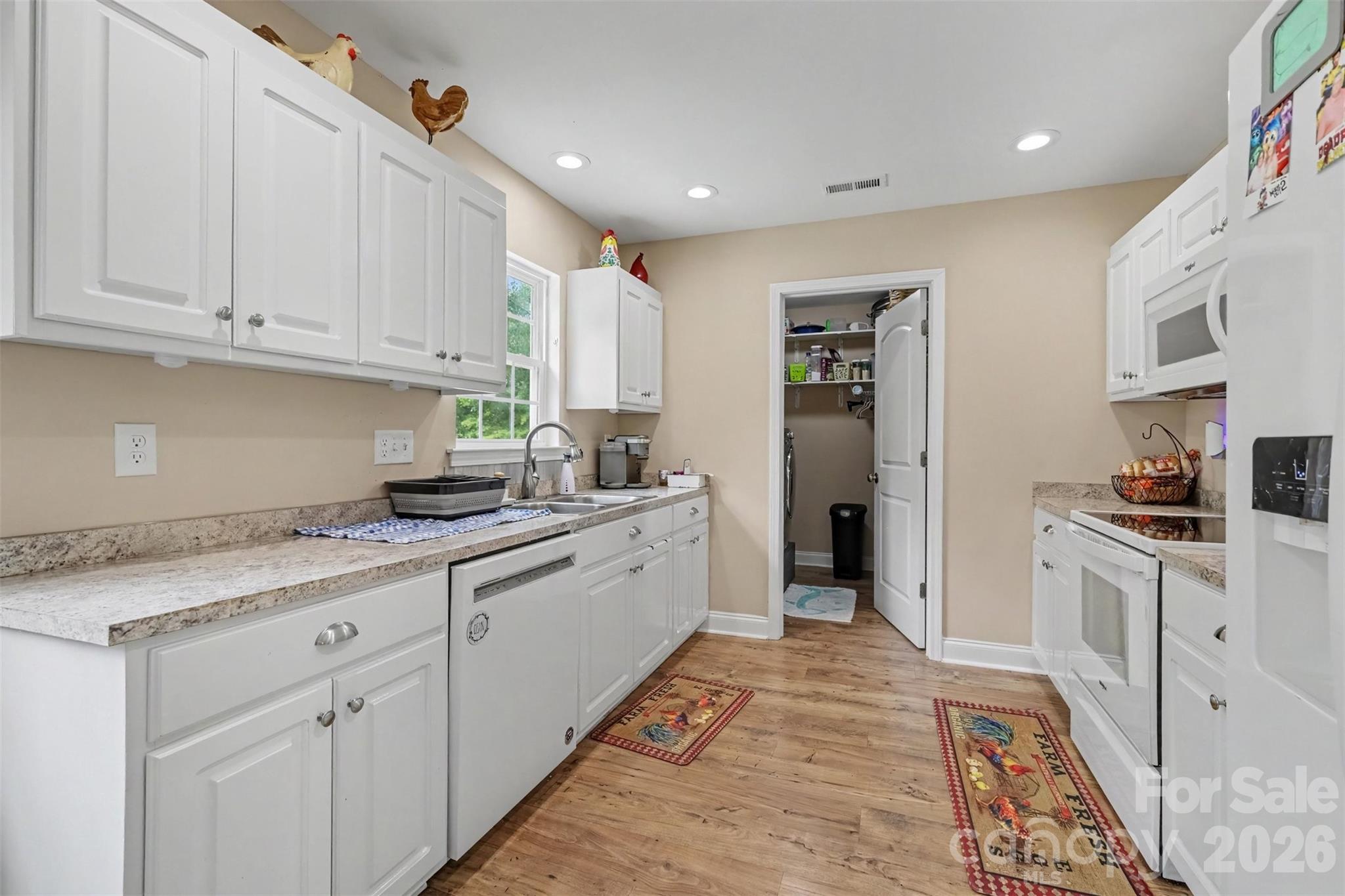 1505 Foxbrook Circle Property Photo 8
