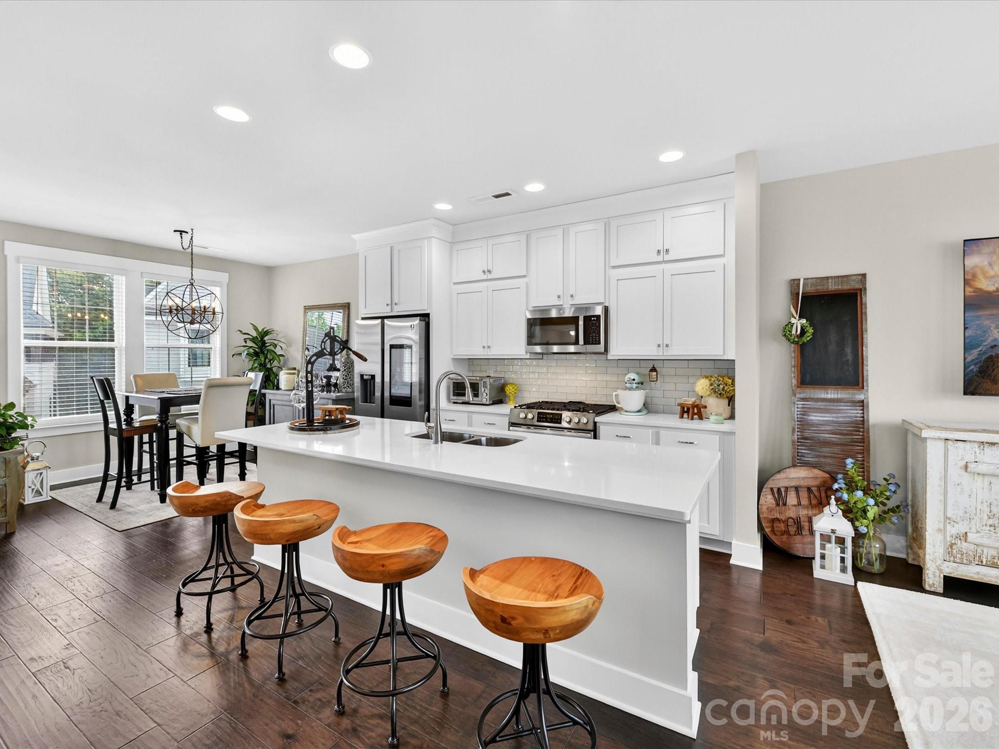 546 Amalfi Drive Property Photo 1