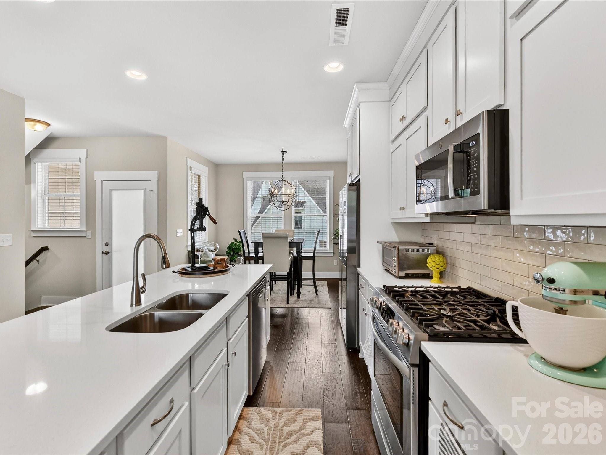 546 Amalfi Drive Property Photo 10
