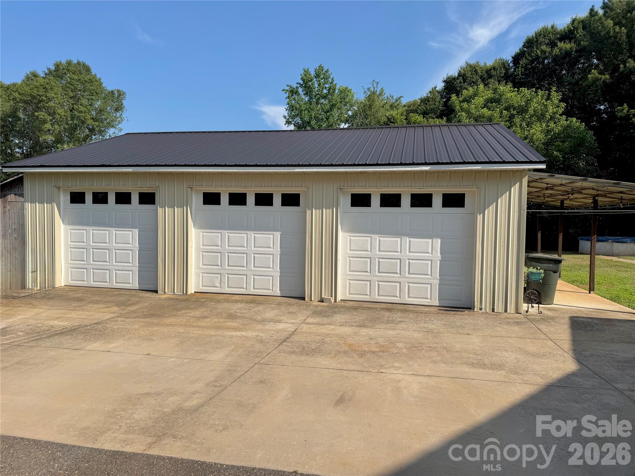 917 W Pine Street Property Photo 3