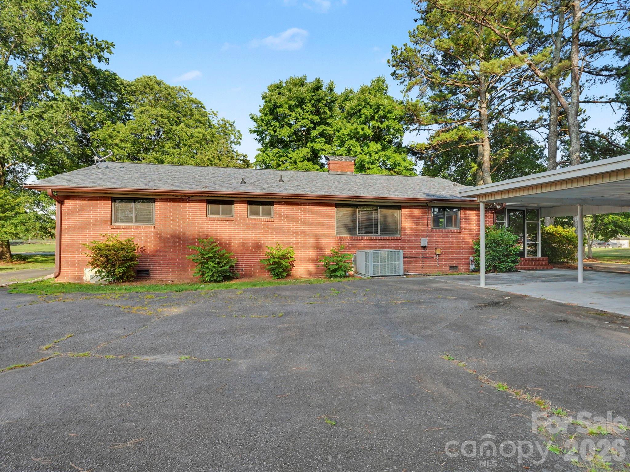 1006 S Main Street Property Photo 10