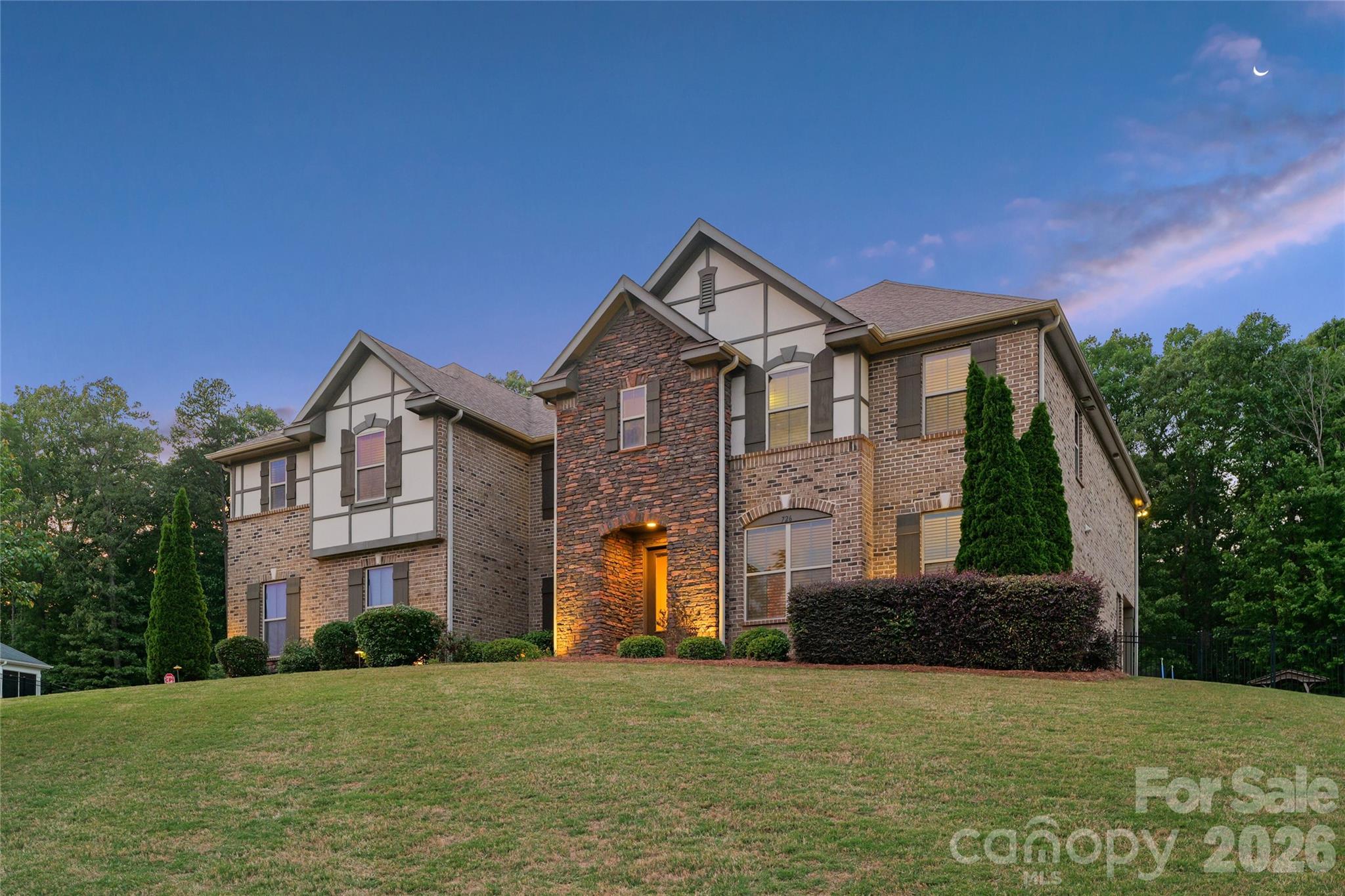726 Lingfield Lane Property Photo 1