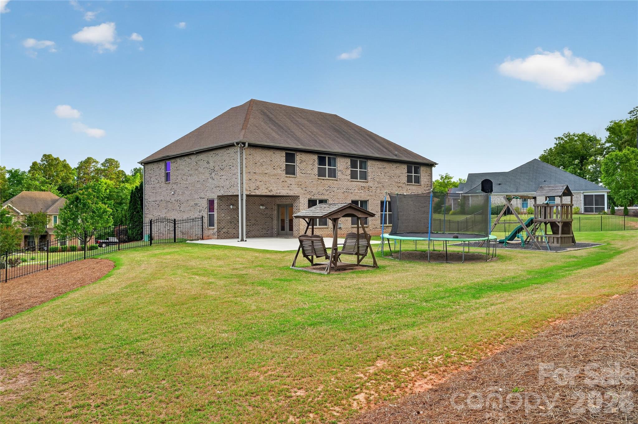 726 Lingfield Lane Property Photo 8