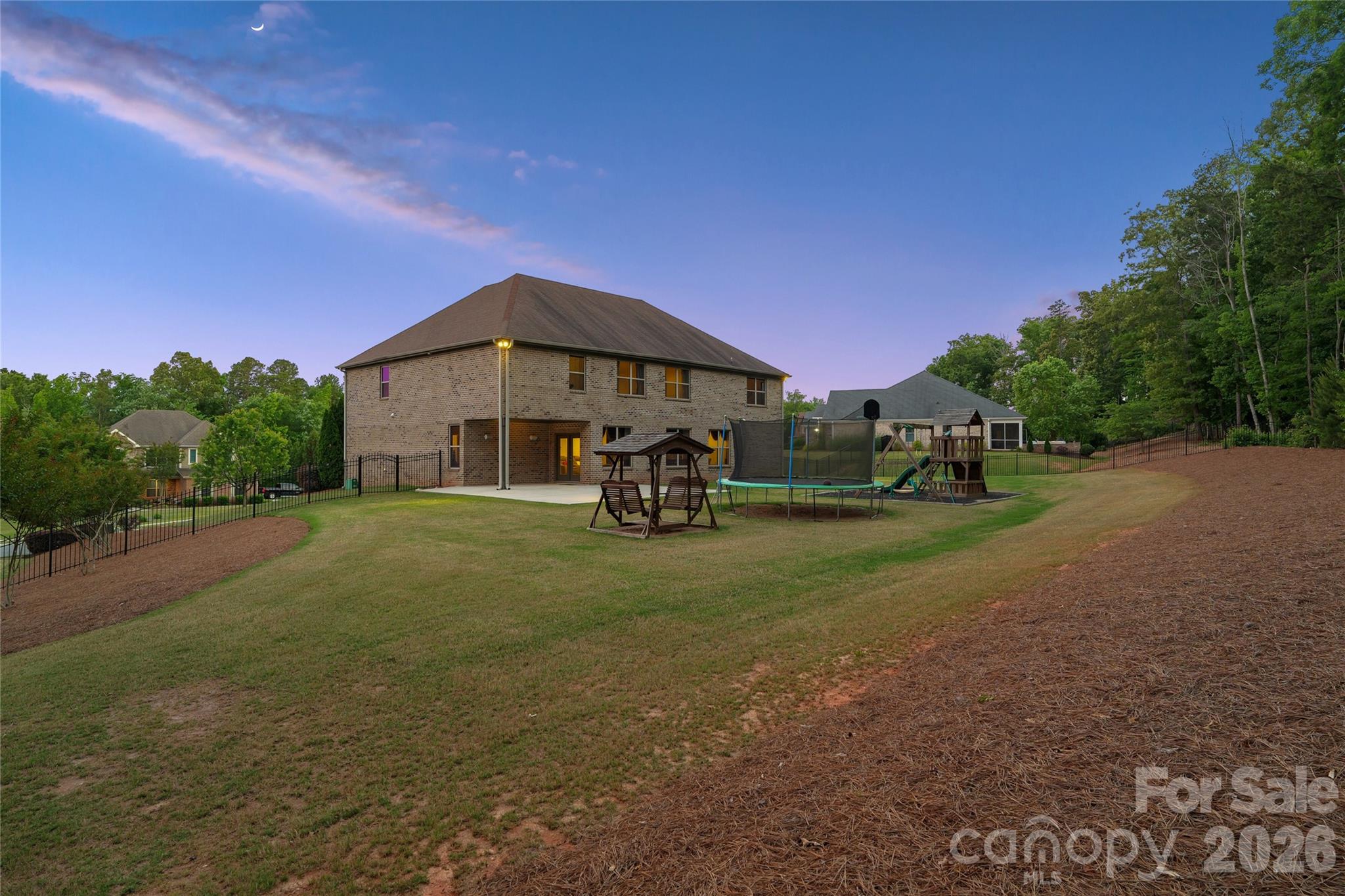 726 Lingfield Lane Property Photo 9