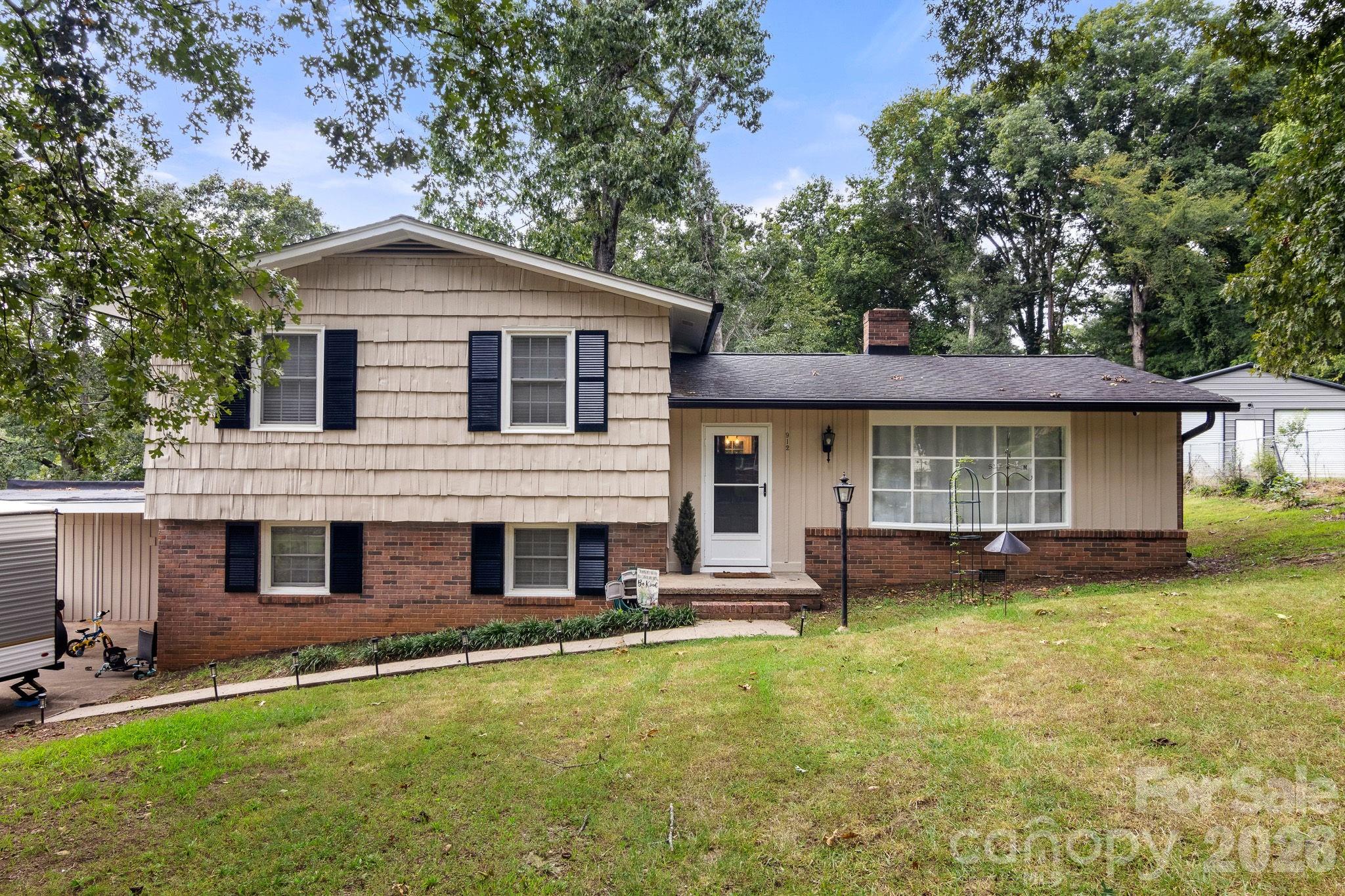 912 Parkwood Road Property Photo 1