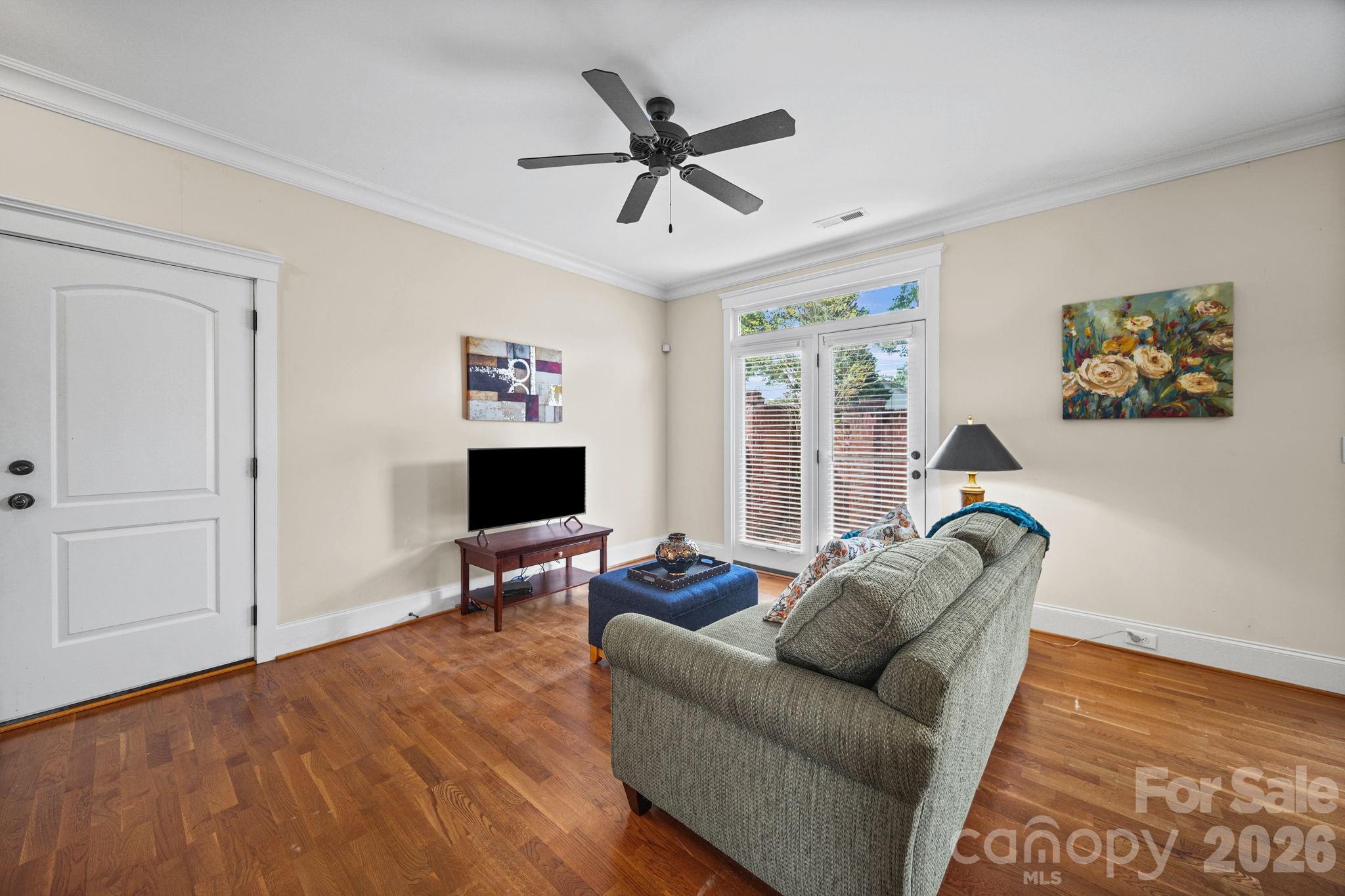 718 Kingsley Way Property Photo 6