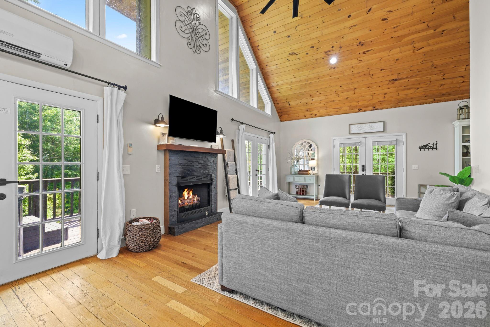 576 Grizzly Ridge Property Photo 6