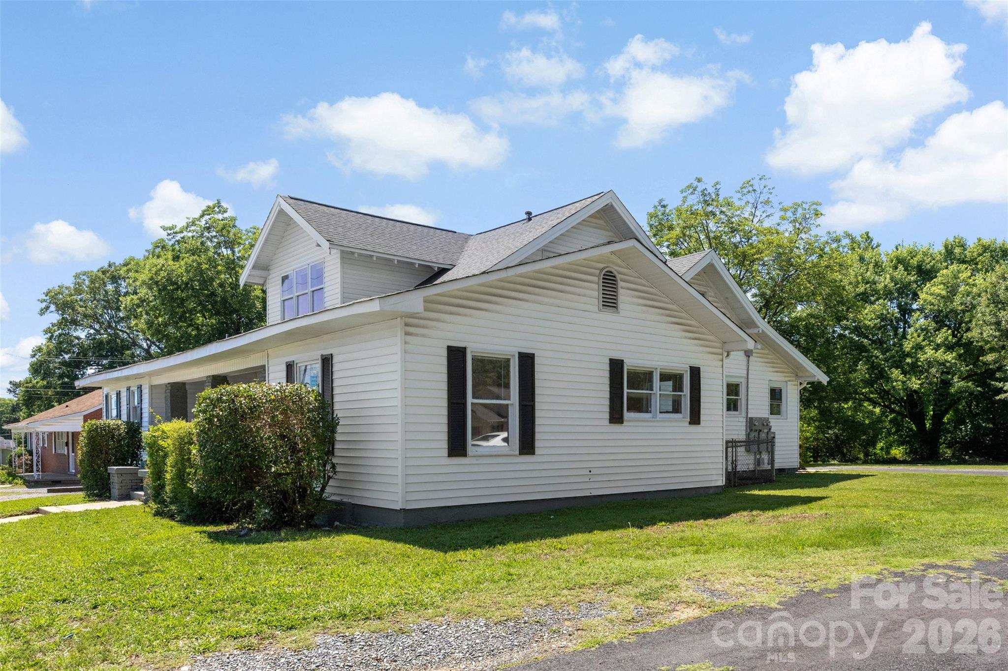 509 E Grover Street Property Photo 4