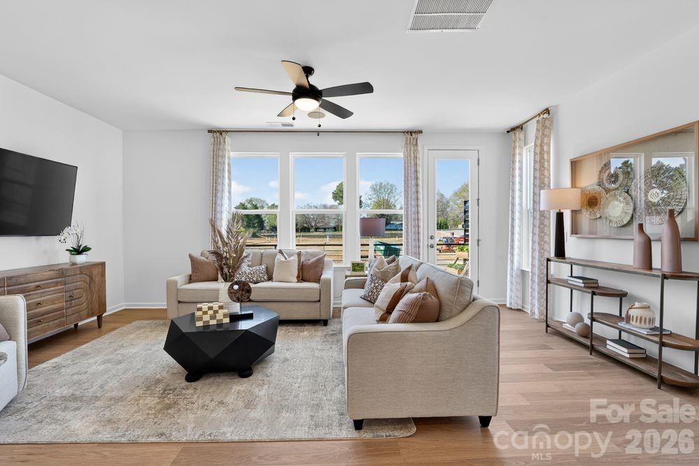 556 Silver Star Boulevard Property Photo 3