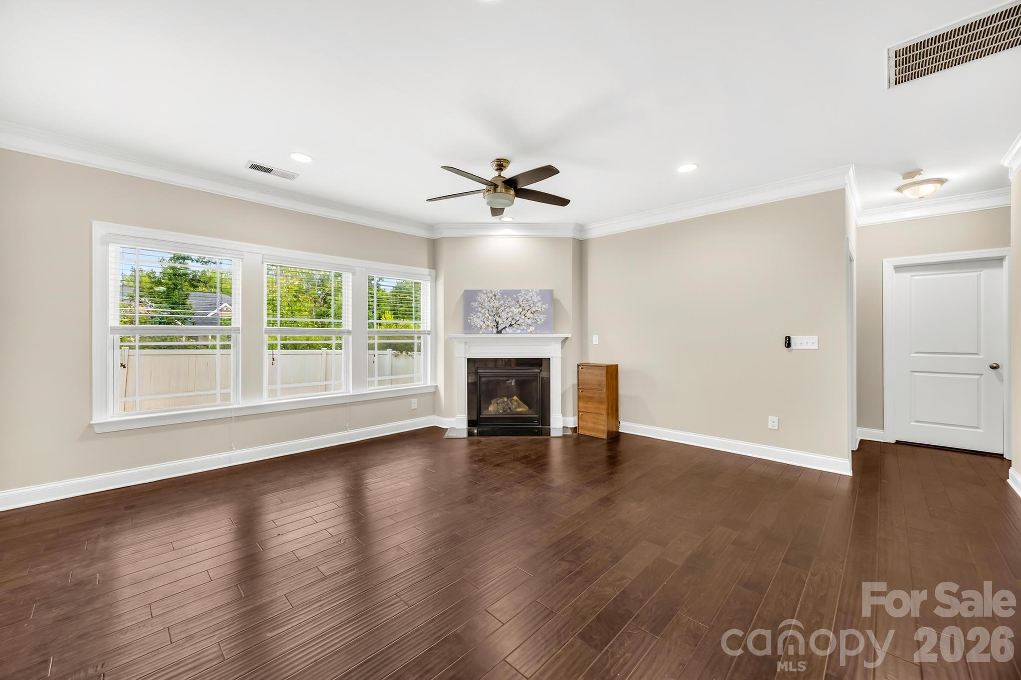 1042 Dina Drive Property Photo 6